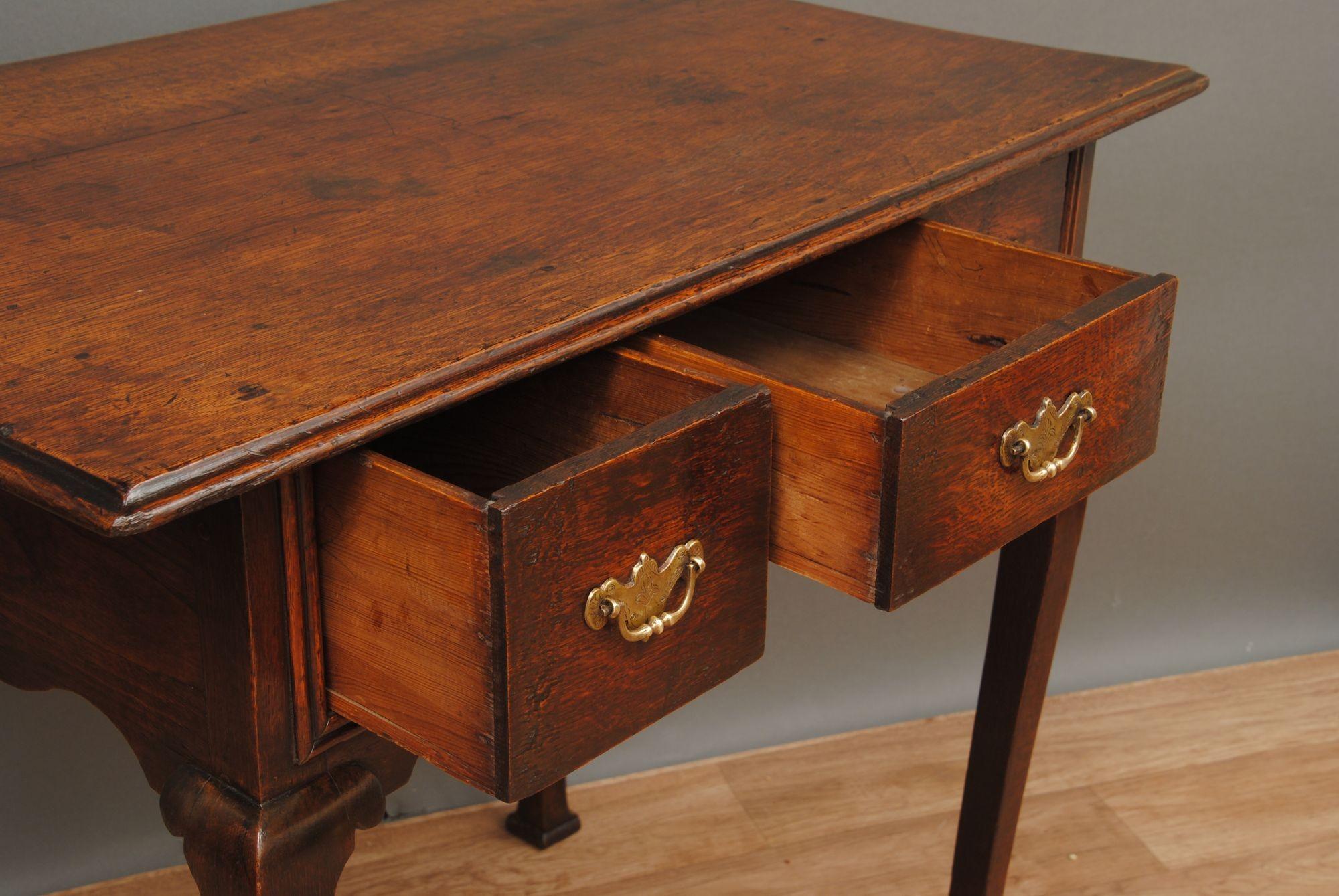 18. CENTURY OAK LOWBOY (Geschnitzt) im Angebot