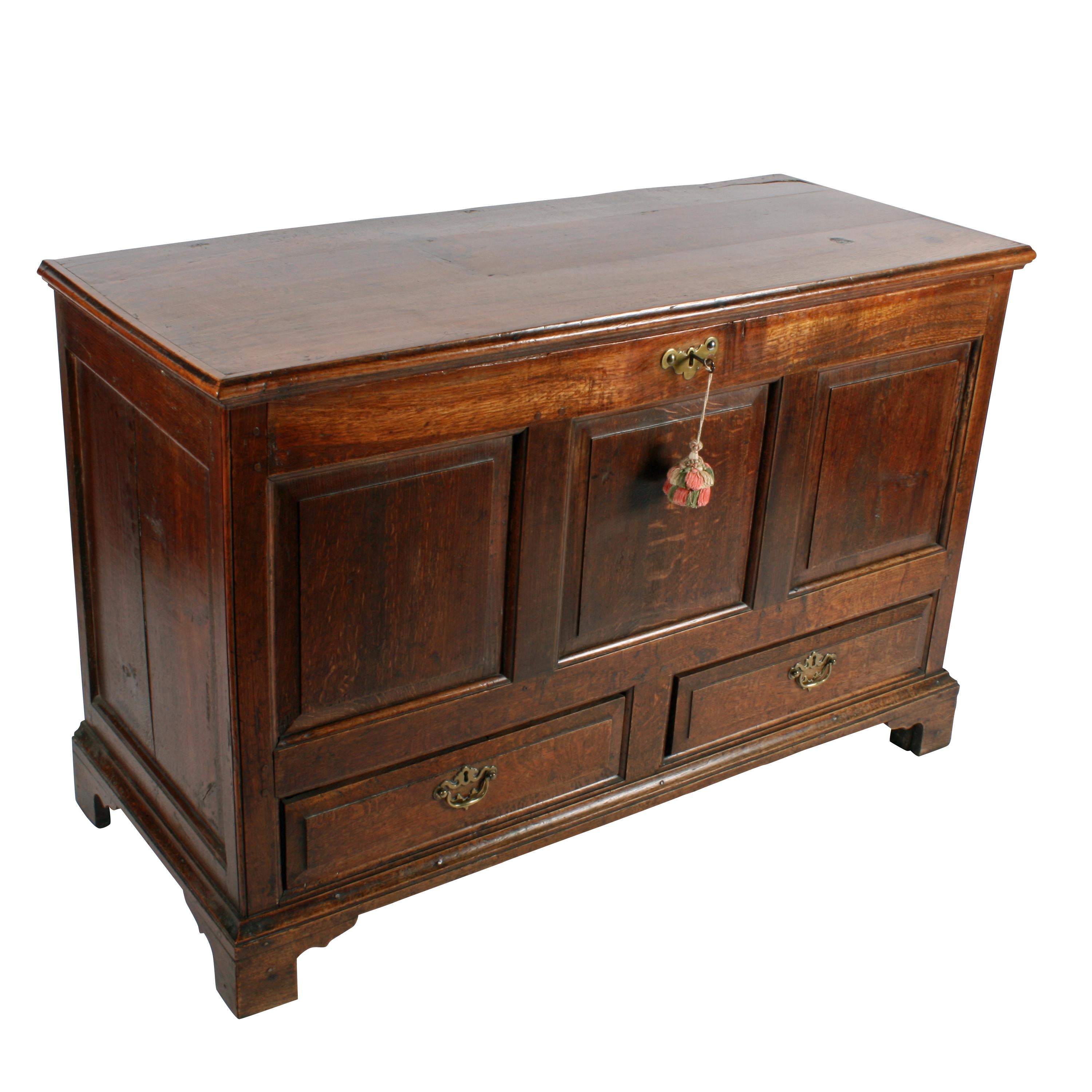 18th Century Oak Mule Chest im Angebot