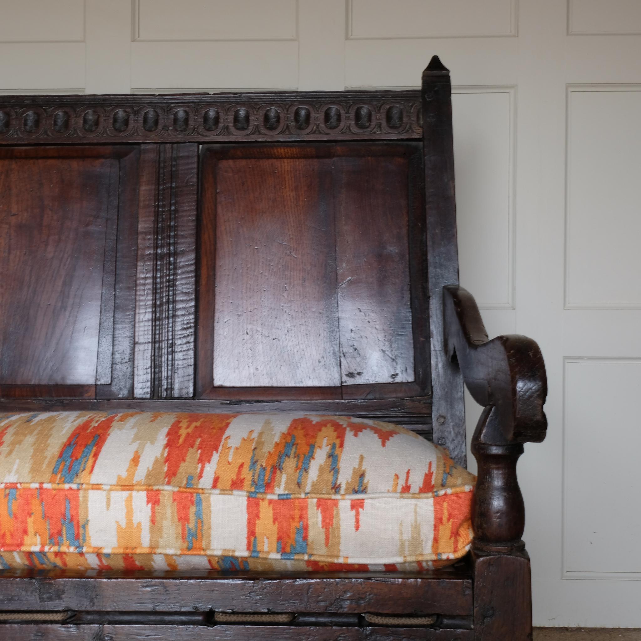 18th Century Oak Settle With Cushion For Sale 7