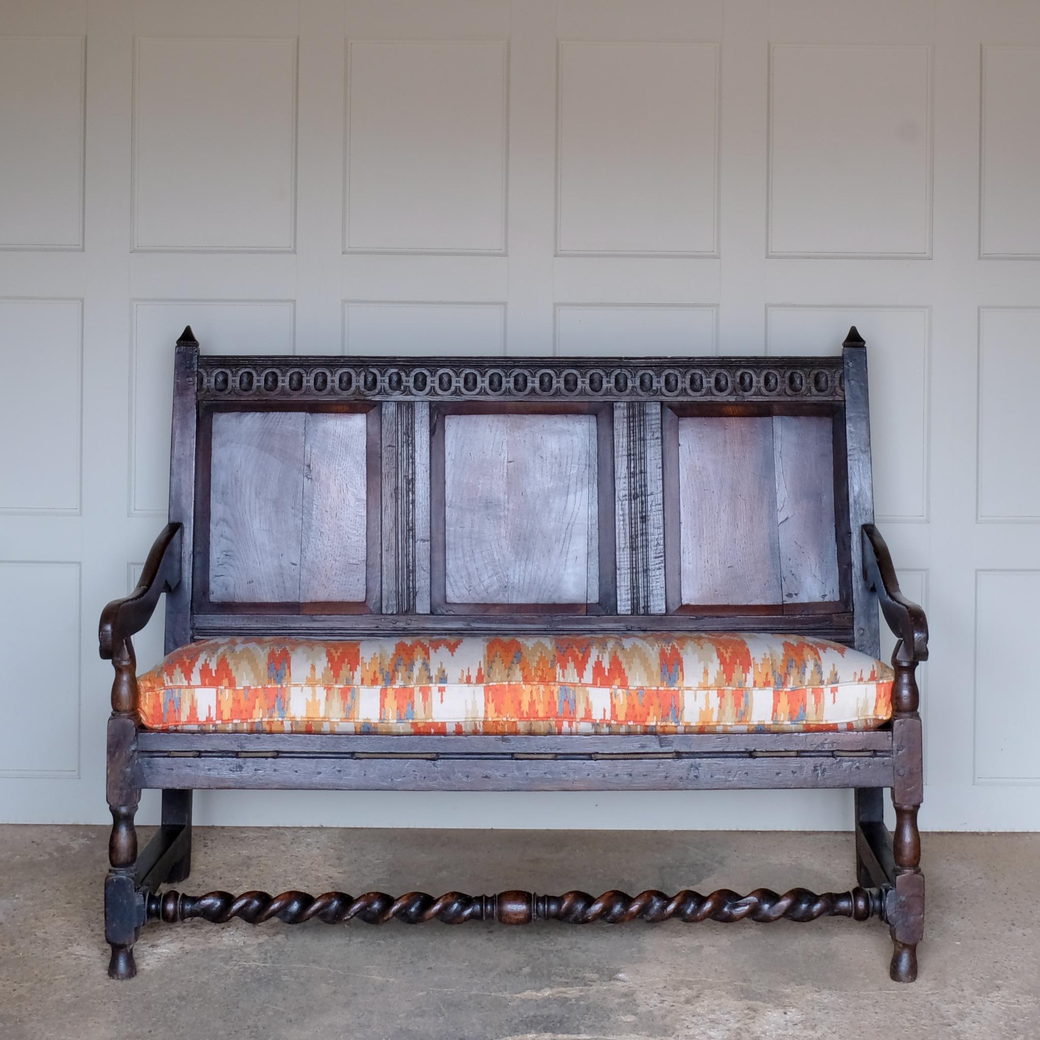 British 18th Century Oak Settle With Cushion For Sale