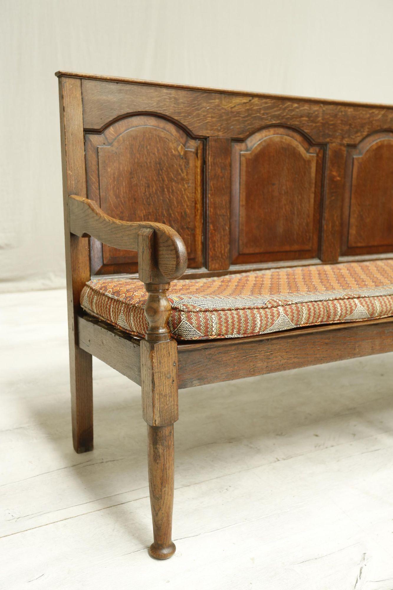 18th Century Oak Settle with Kilim Seat Cushion In Good Condition In Malton, GB