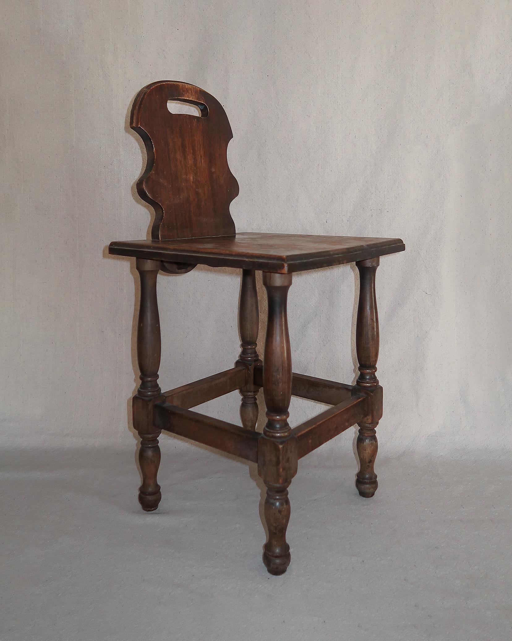 La preuve qu'un bon design tient la route, même dans le couloir. Cette chaise de salle en chêne du XVIIIe siècle présente tous les détails appropriés : des pieds tournés, un dossier découpé sculptural et une finition usée par le temps qui raconte