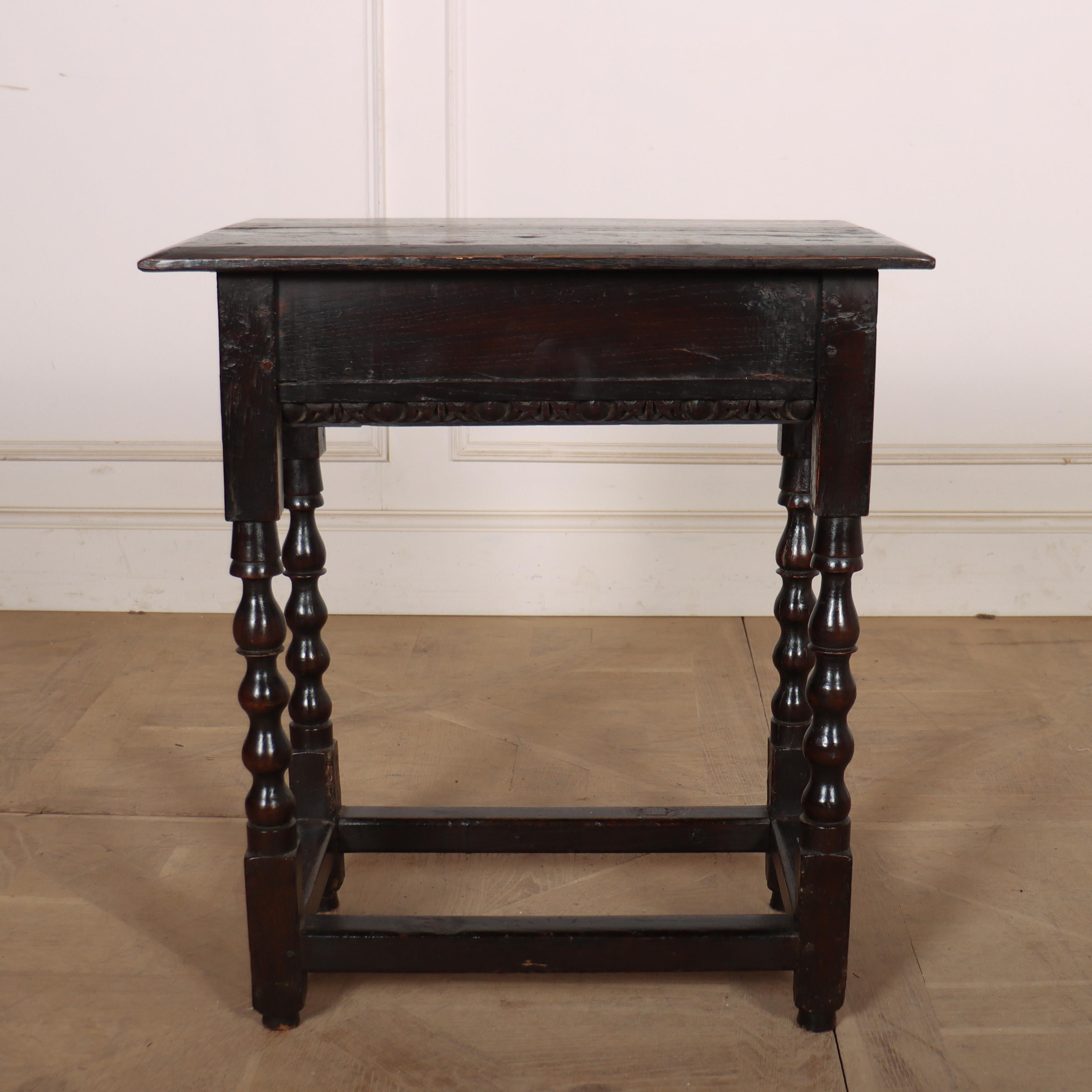 XVIIIe siècle et antérieur Table d'appoint en chêne du XVIIIe siècle en vente