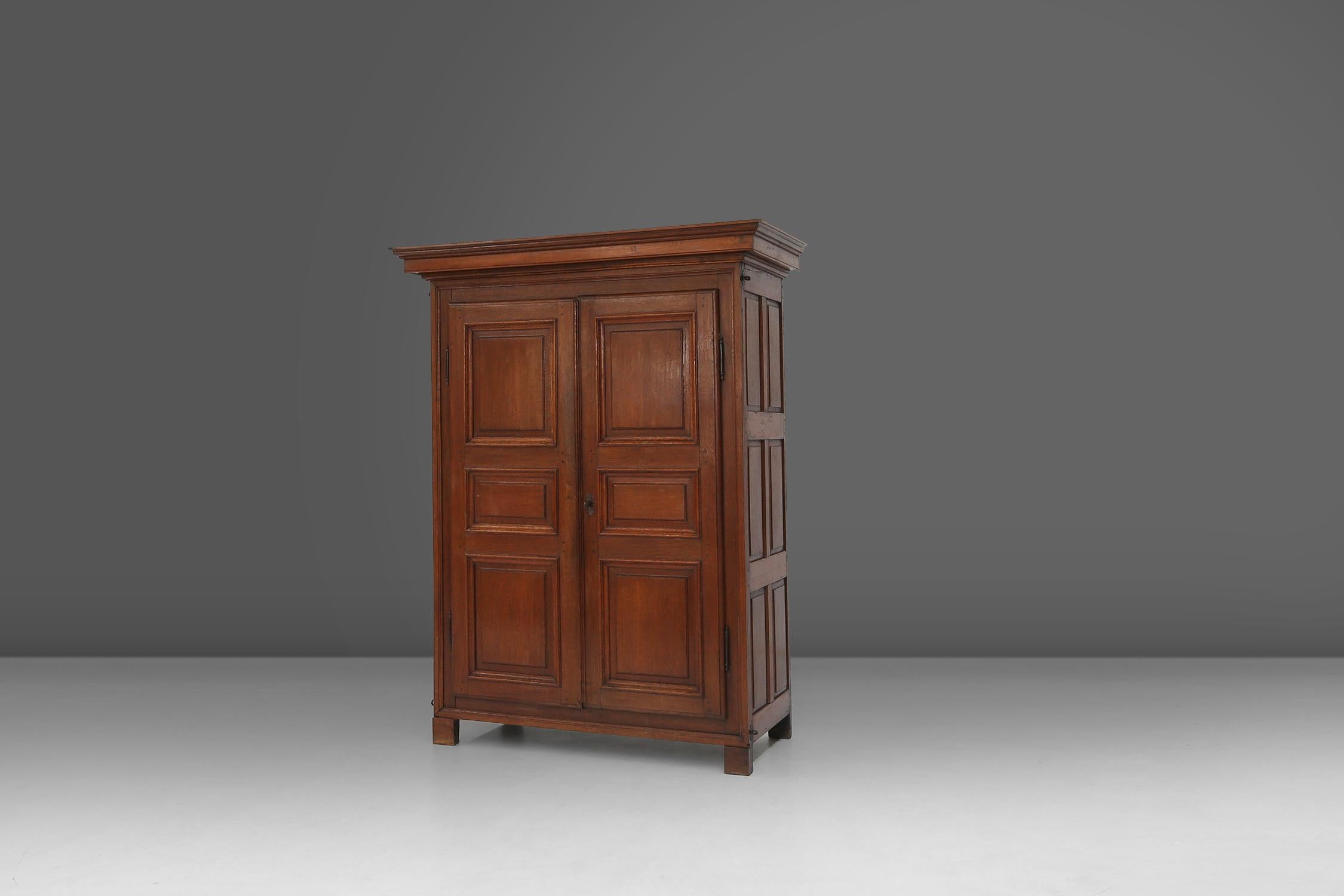 This 18th century wardrobe made of full oak and beautiful example of craftsmanship and tradition. It is assembled using an old technique with screws visible on the outside of the wardrobe. This gives the wardrobe added charm and character.

The