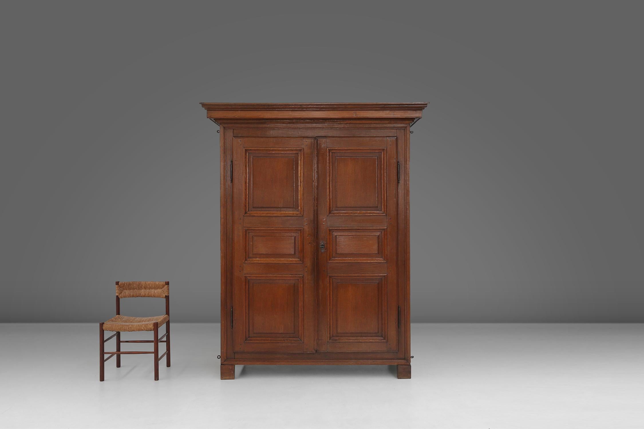 This 18th century wardrobe made of full oak and beautiful example of craftsmanship and tradition. It is assembled using an old technique with screws visible on the outside of the wardrobe. This gives the wardrobe added charm and character.

The