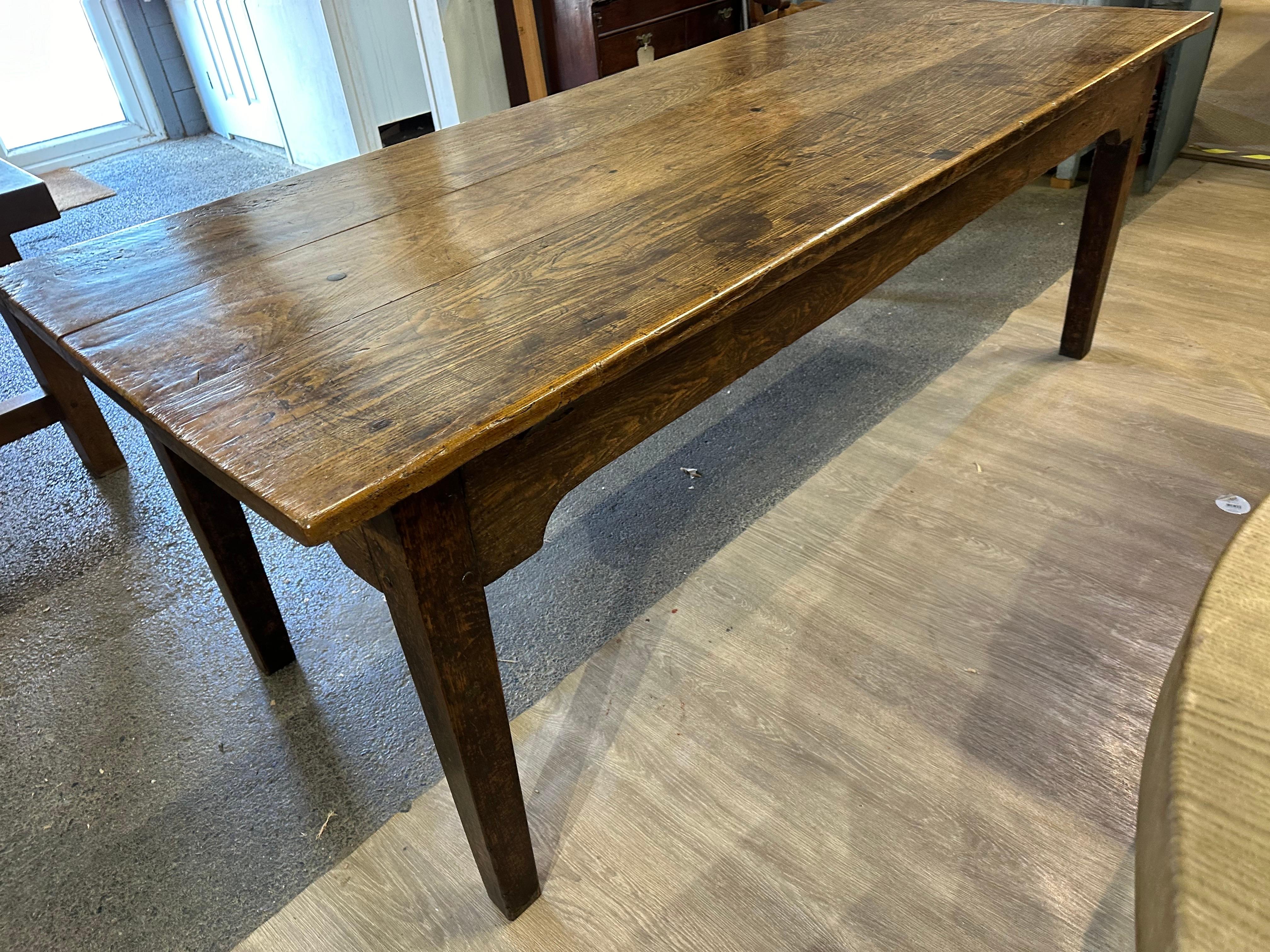 This exquisite piece of furniture that graces us from the 18th century, is an oak Welsh dining table of unparalleled charm and elegance. Its resplendent top, crafted with three planks, boasts a remarkable thickness that is sure to captivate the eye.