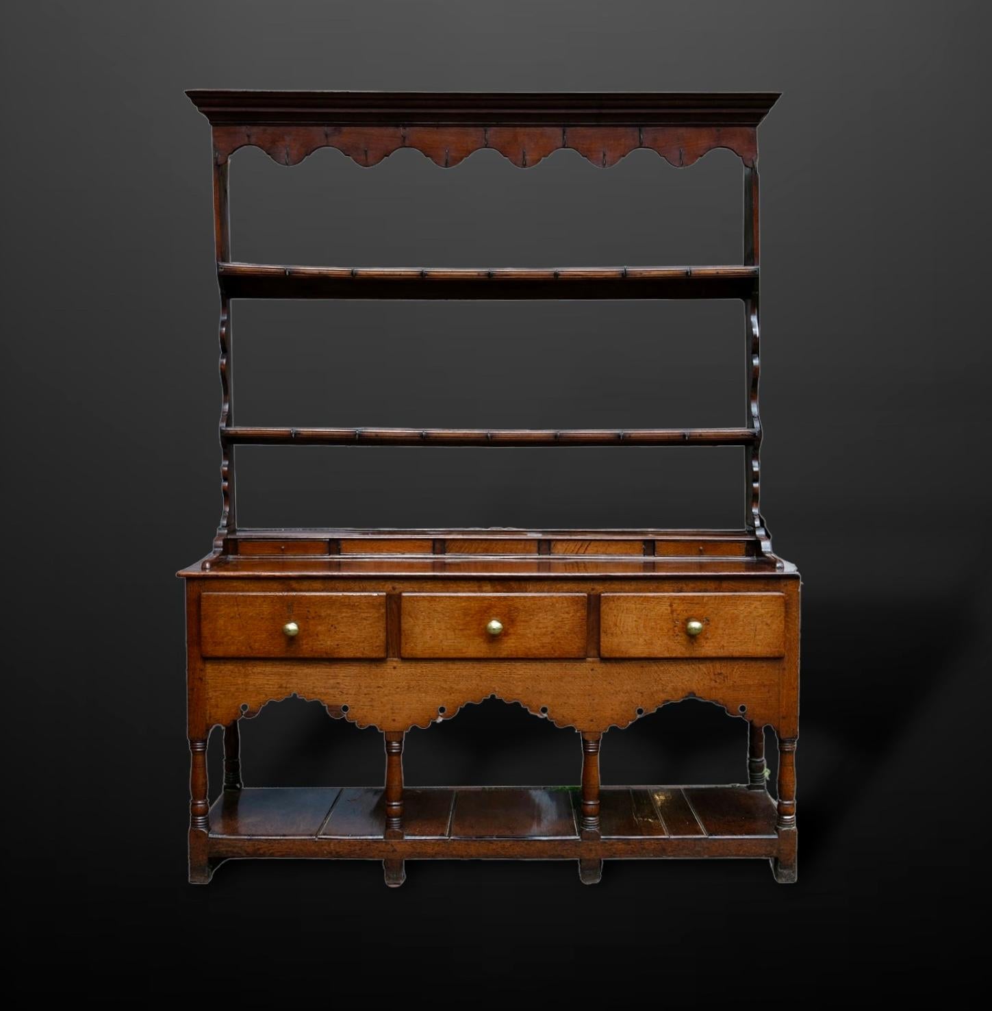 Une superbe qualité et une très belle commode en bois de chêne gallois du XVIIIe siècle provenant de la région de la vallée de Swansea. Cette pièce exceptionnelle est construite en chêne bien figuré et présente des caractéristiques recherchées