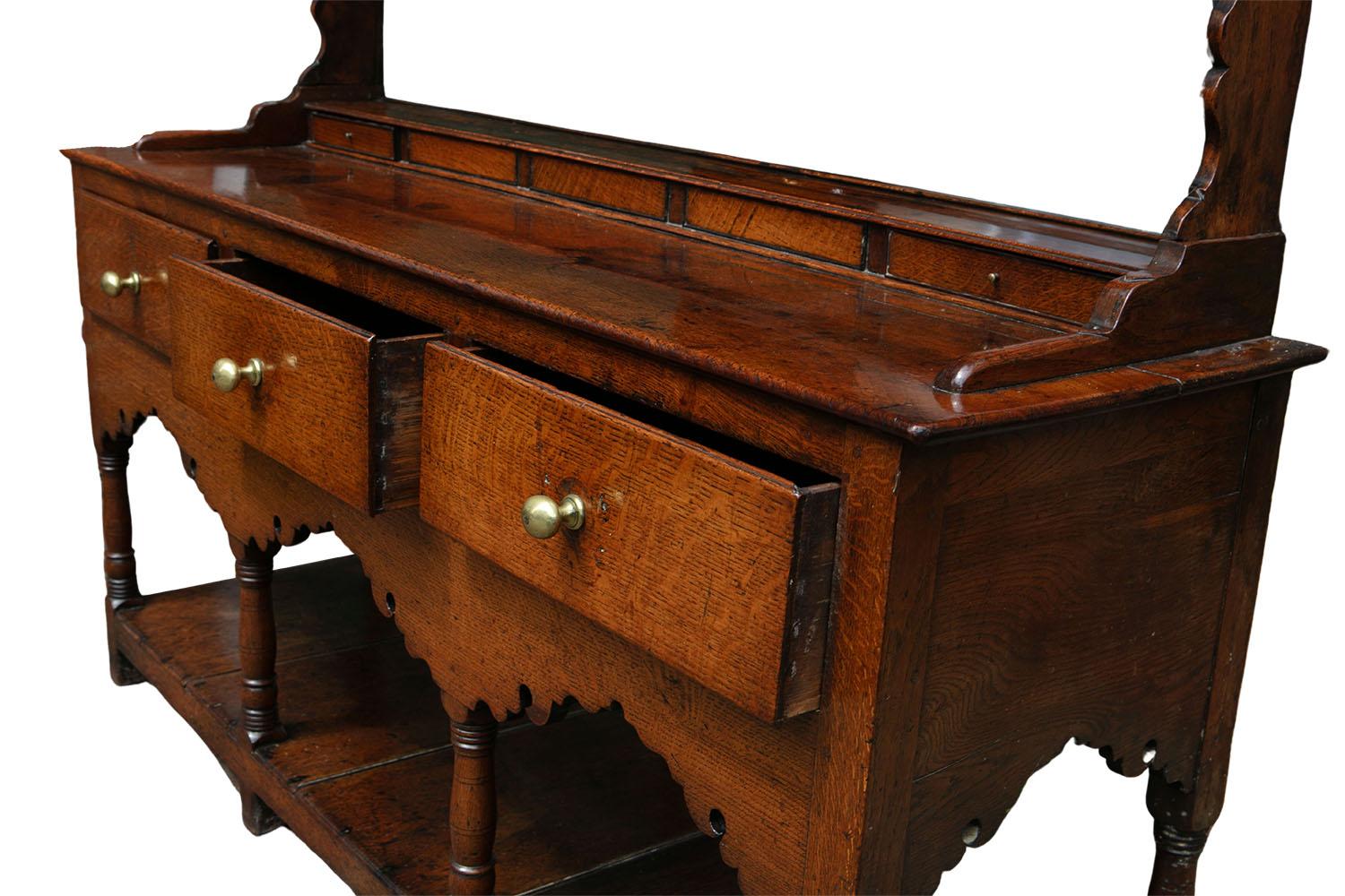 XVIIIe siècle Base de commode et étagère galloise en Oak du 18e siècle en vente