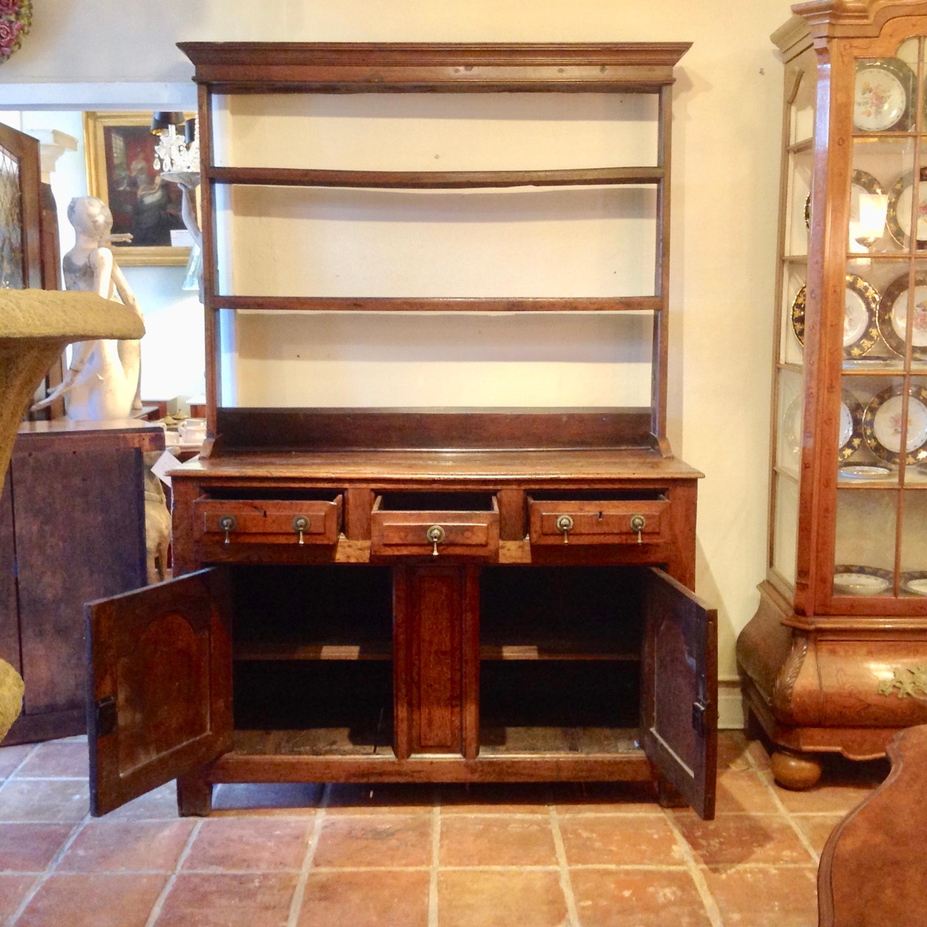 A dramatic British counterpart to the French vaisselier. Solid with strong details
and original shelves.
 