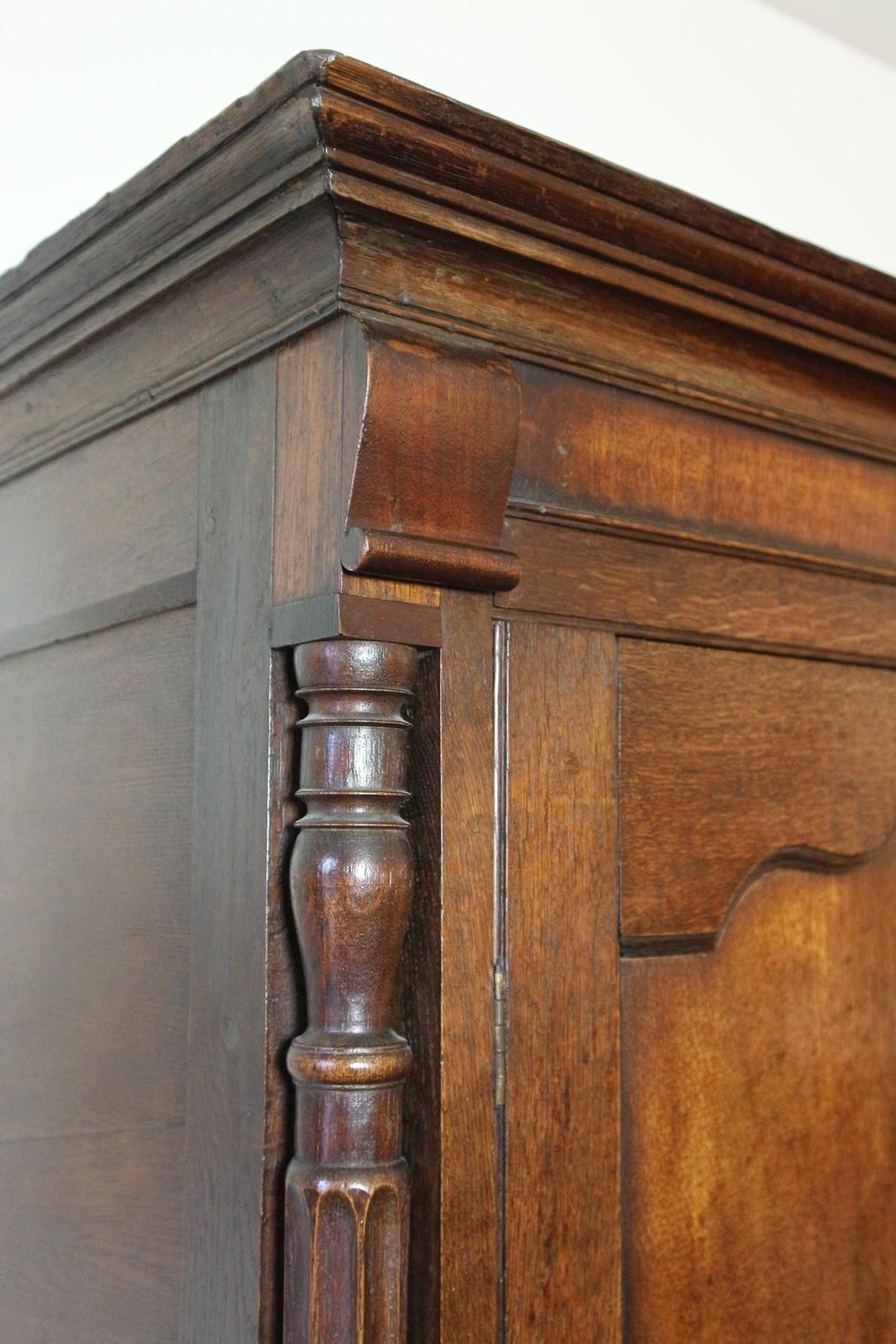 Antique English oak cabinet, 18th century. Beautiful small oak English cabinet in good and completely original condition. Warm color.
Origin: England
Period: circa 1760-1780
Size: W. 117 cm, D. 50 cm, H. 192 cm.
