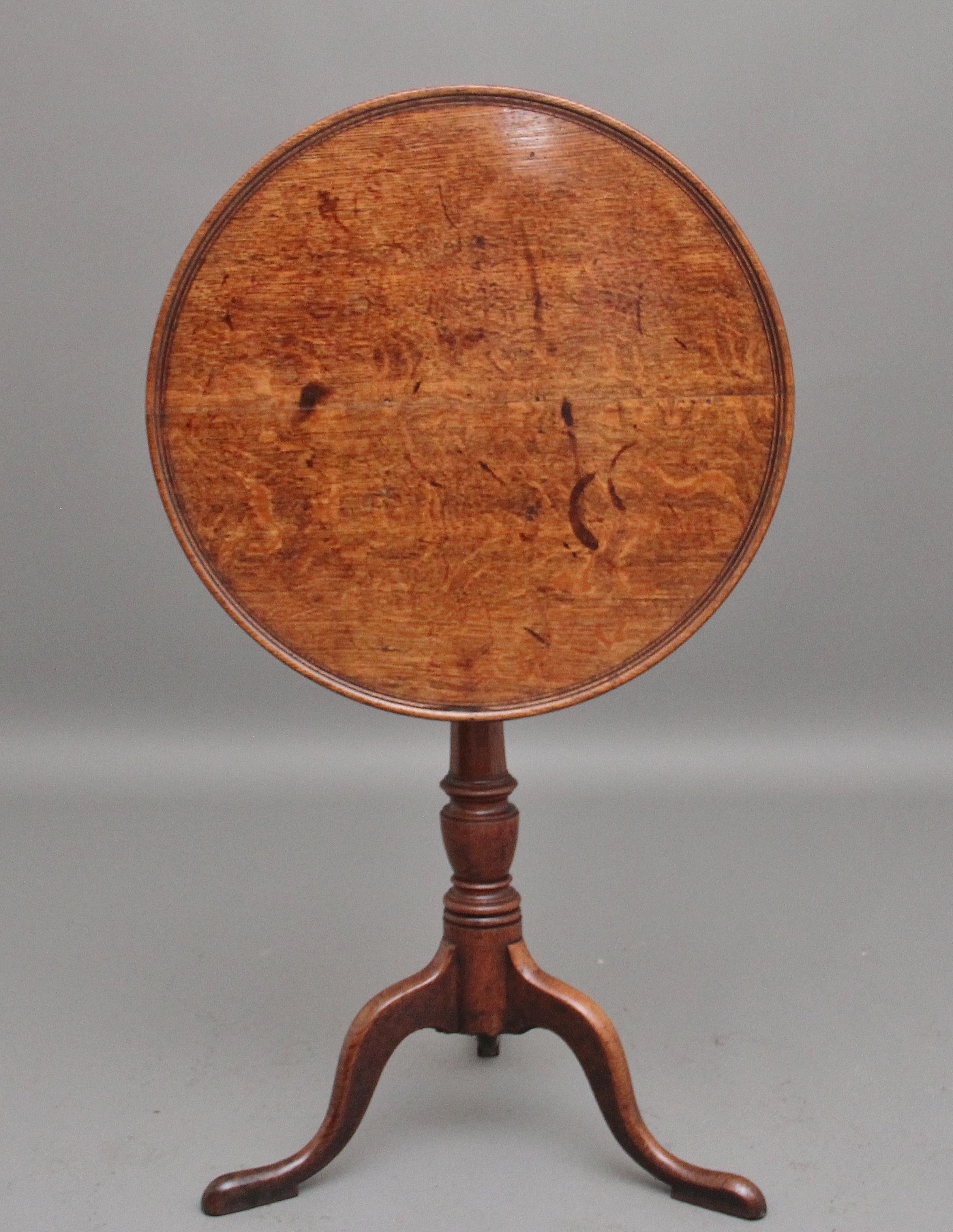 Wein-/Dreibeintisch aus Eichenholz aus dem 18. Jahrhundert mit einer runden gewölbten Platte, die auf einer eleganten gedrechselten Säule mit drei schlanken, geformten Beinen ruht.  Circa 1770.
 