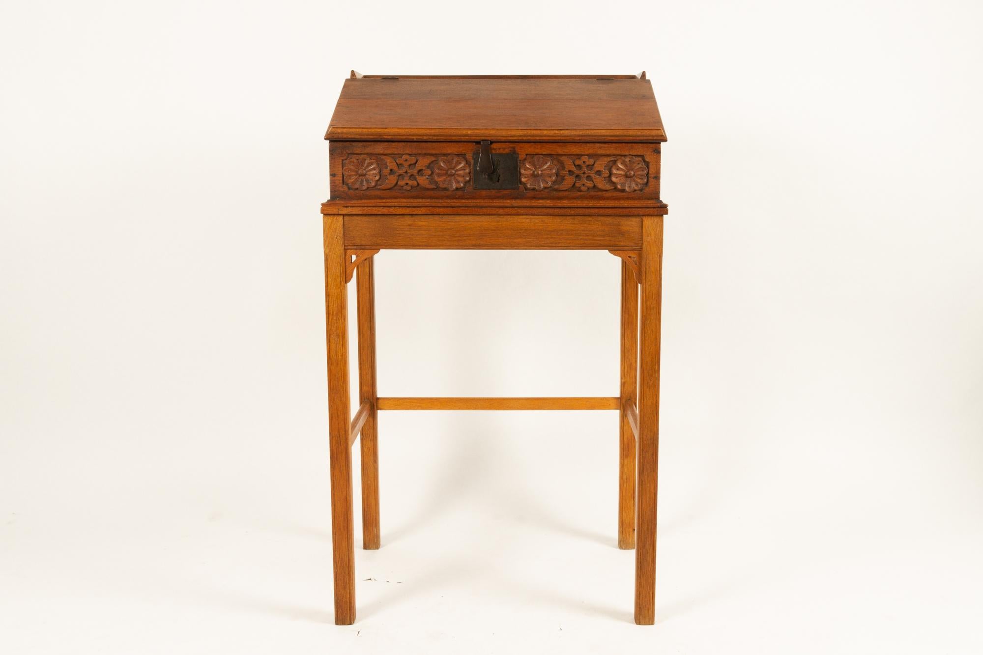 Antique 18th century oak writing desk.
Top with sloped top. Three small drawers inside. Original lock and fittings.
Base is later, probably 19th century.
Overall very good condition for its age. Fully functional. Cleaned and polished. Ready for