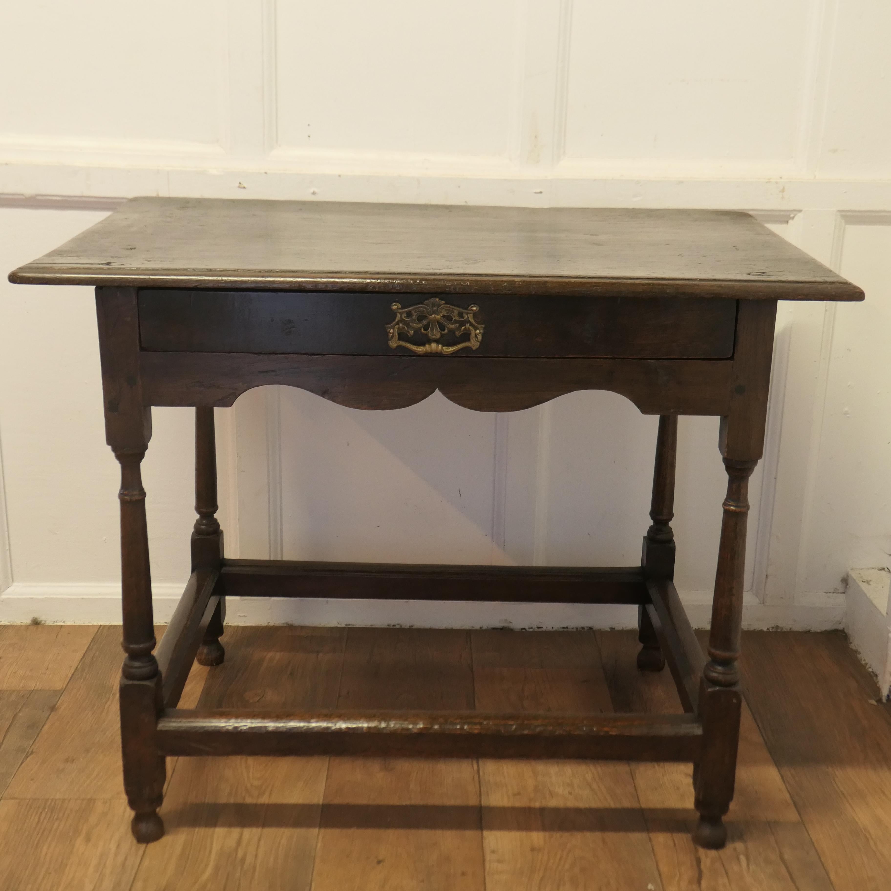 Table à écrire en Oak du 18ème siècle Low Boy

Le bureau repose sur de jolis pieds tournés reliés par des traverses sur tout le pourtour. Il comporte un long tiroir.
Ce bureau utile et attrayant est en bon état de conservation. 
La table mesure 28