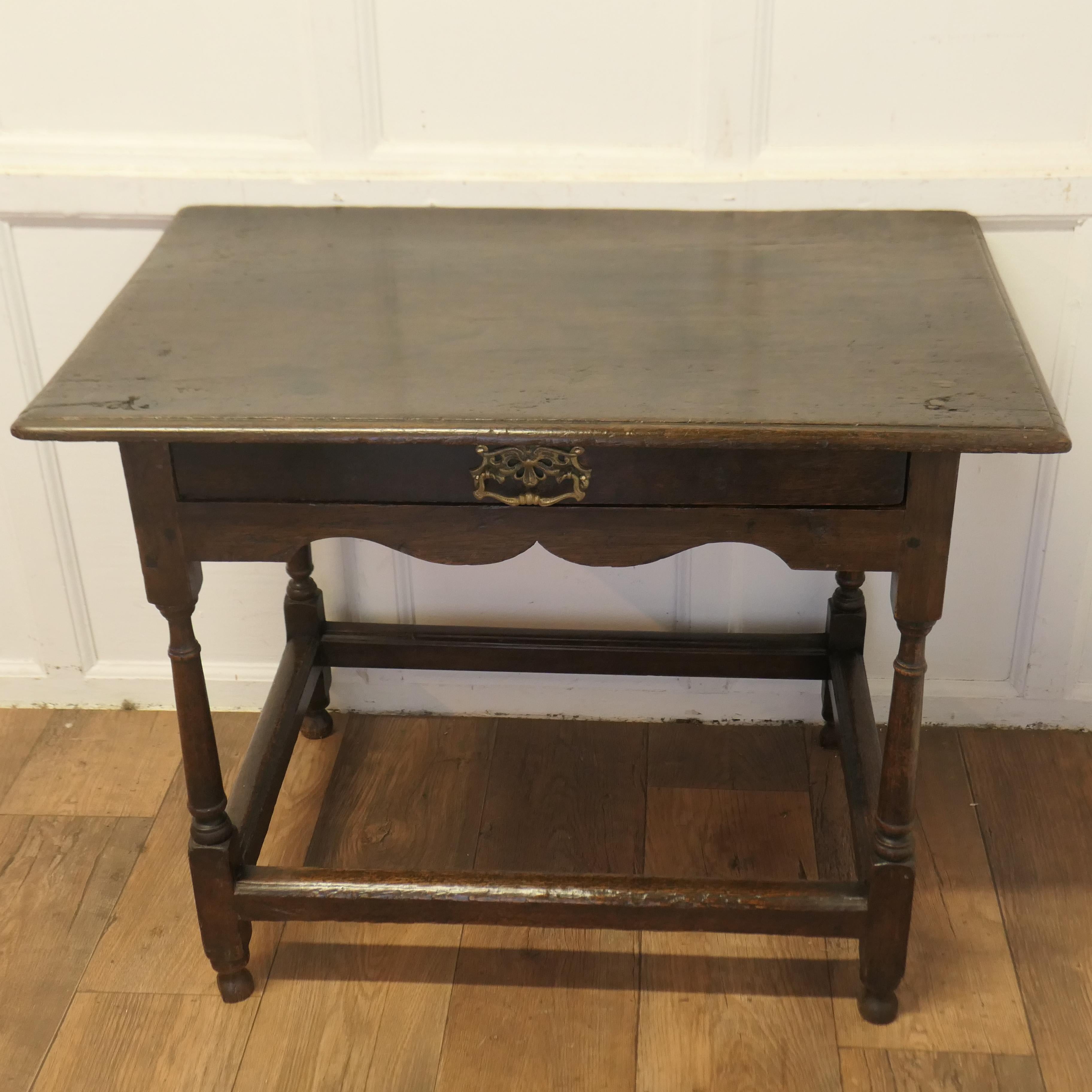 Georgien Table à écrire en Oak du 18ème siècle Low Boy  The Desk repose sur des pieds tournés soignés. en vente