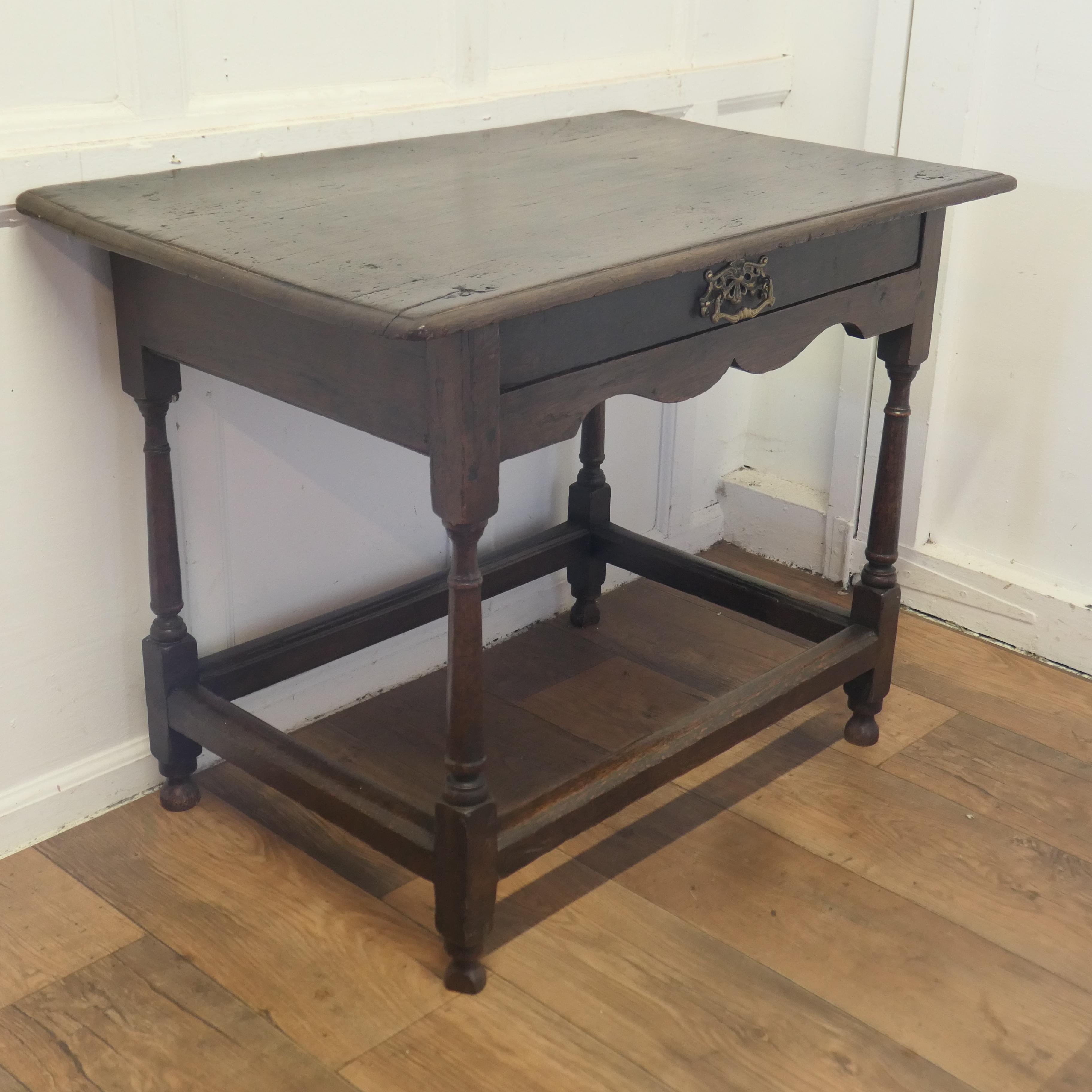 Table à écrire en Oak du 18ème siècle Low Boy  The Desk repose sur des pieds tournés soignés. Bon état - En vente à Godshill, Isle of Wight