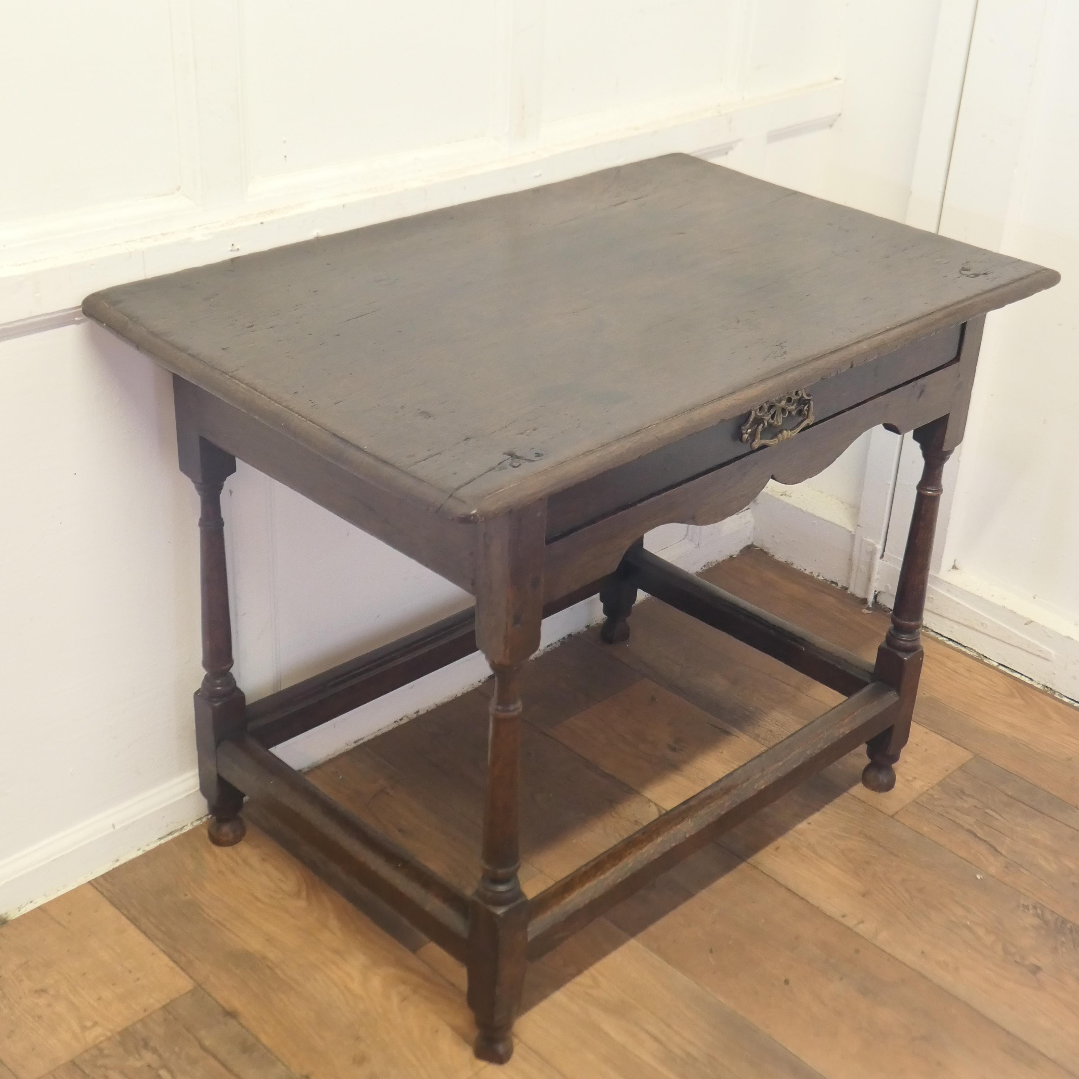 XIXe siècle Table à écrire en Oak du 18ème siècle Low Boy  The Desk repose sur des pieds tournés soignés. en vente