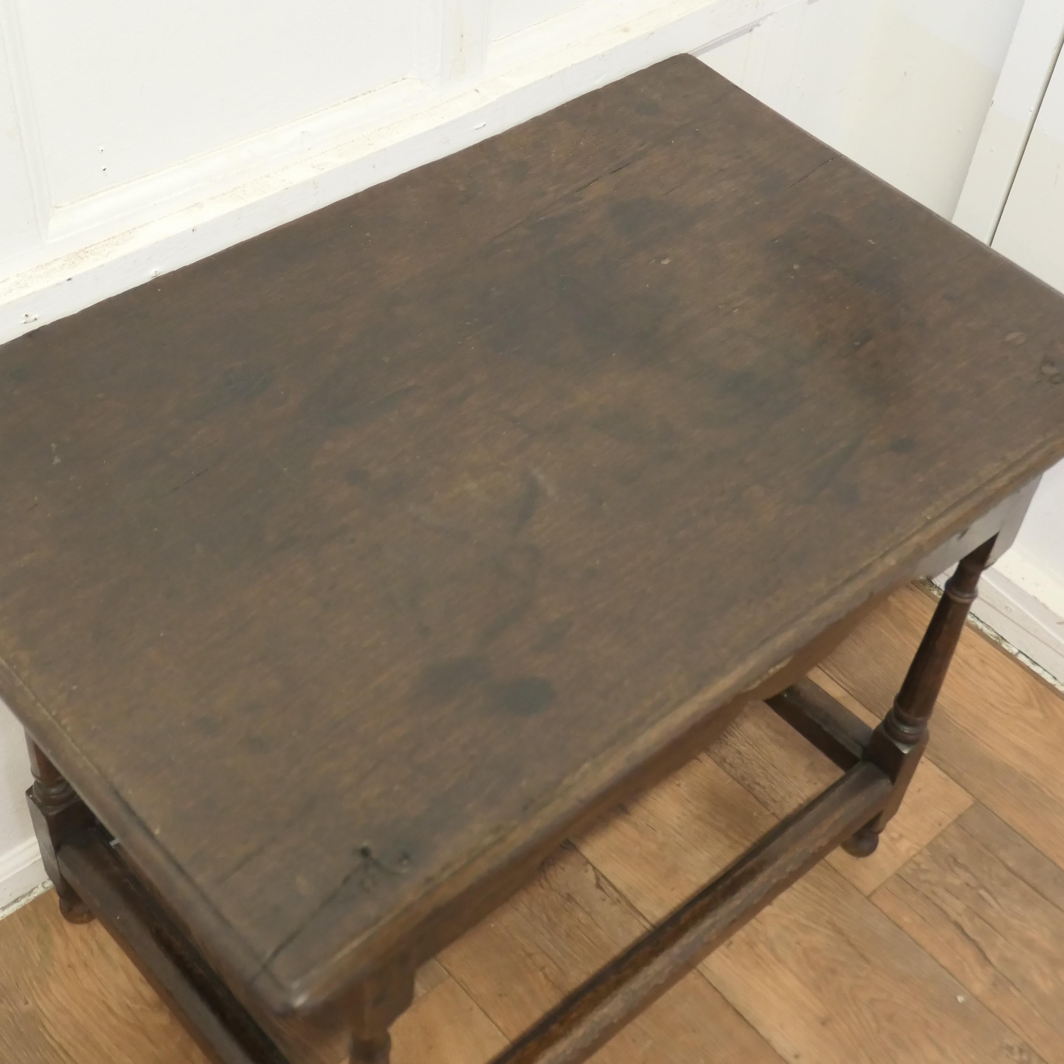 Chêne Table à écrire en Oak du 18ème siècle Low Boy  The Desk repose sur des pieds tournés soignés. en vente