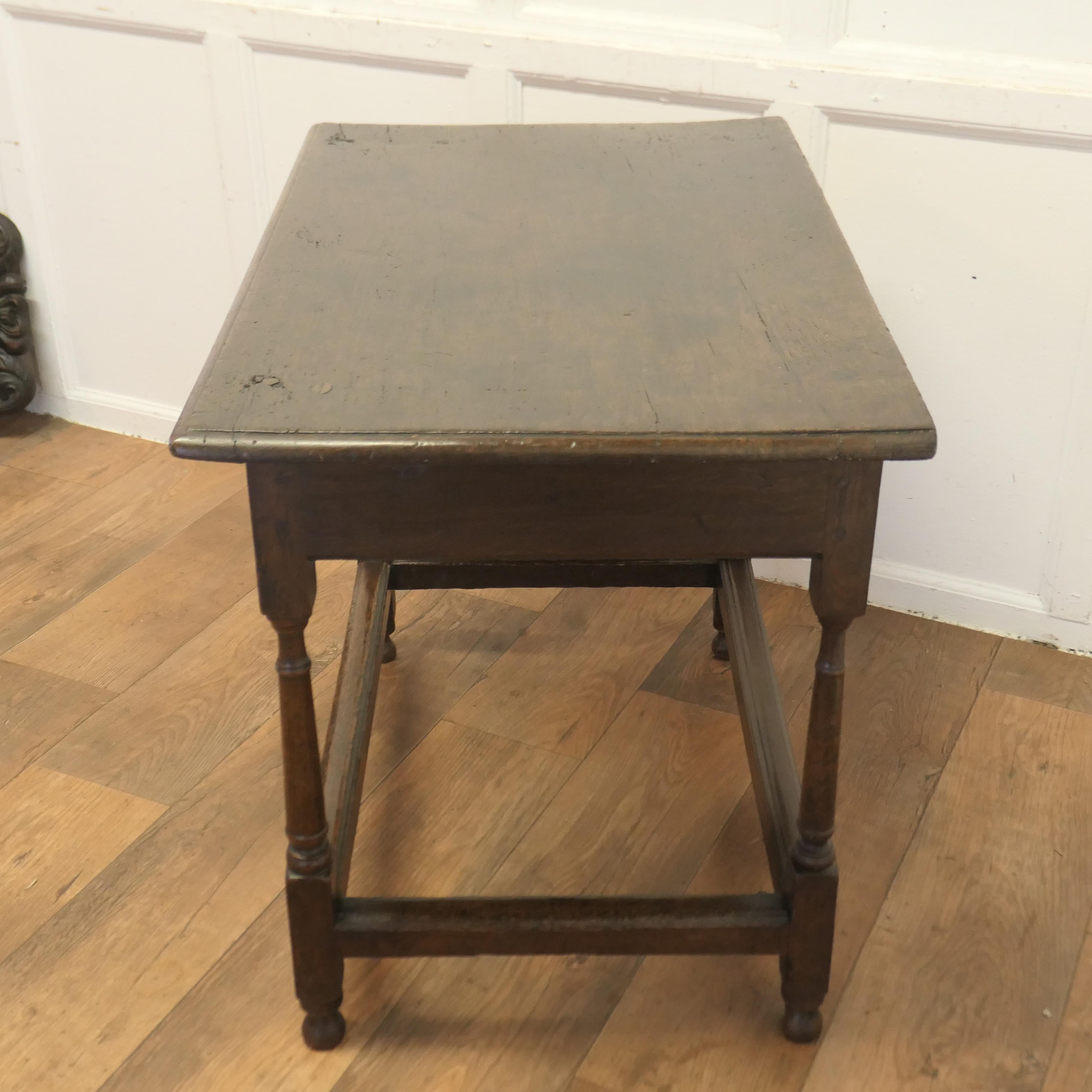 Table à écrire en Oak du 18ème siècle Low Boy  The Desk repose sur des pieds tournés soignés. en vente 1