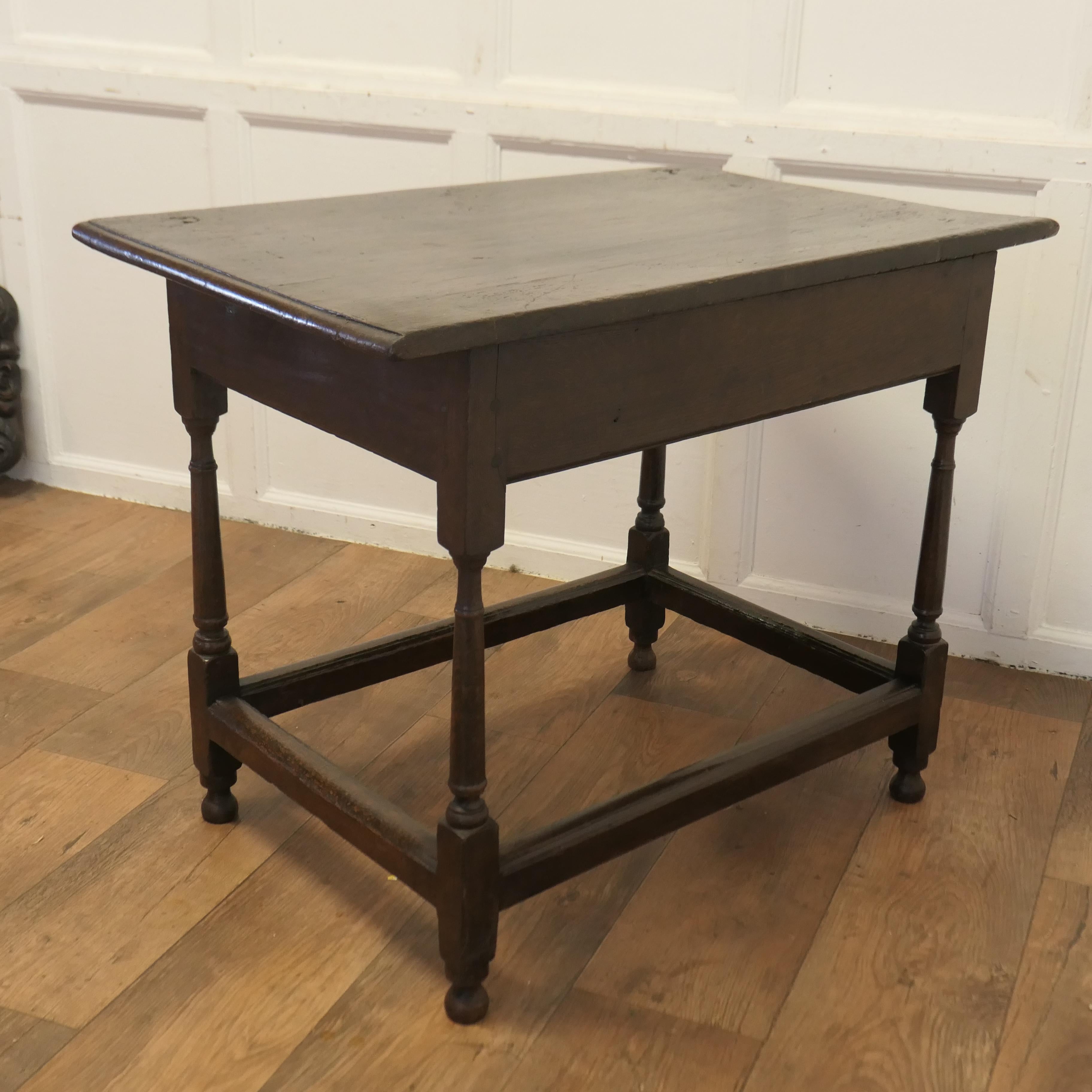 Table à écrire en Oak du 18ème siècle Low Boy  The Desk repose sur des pieds tournés soignés. en vente 2