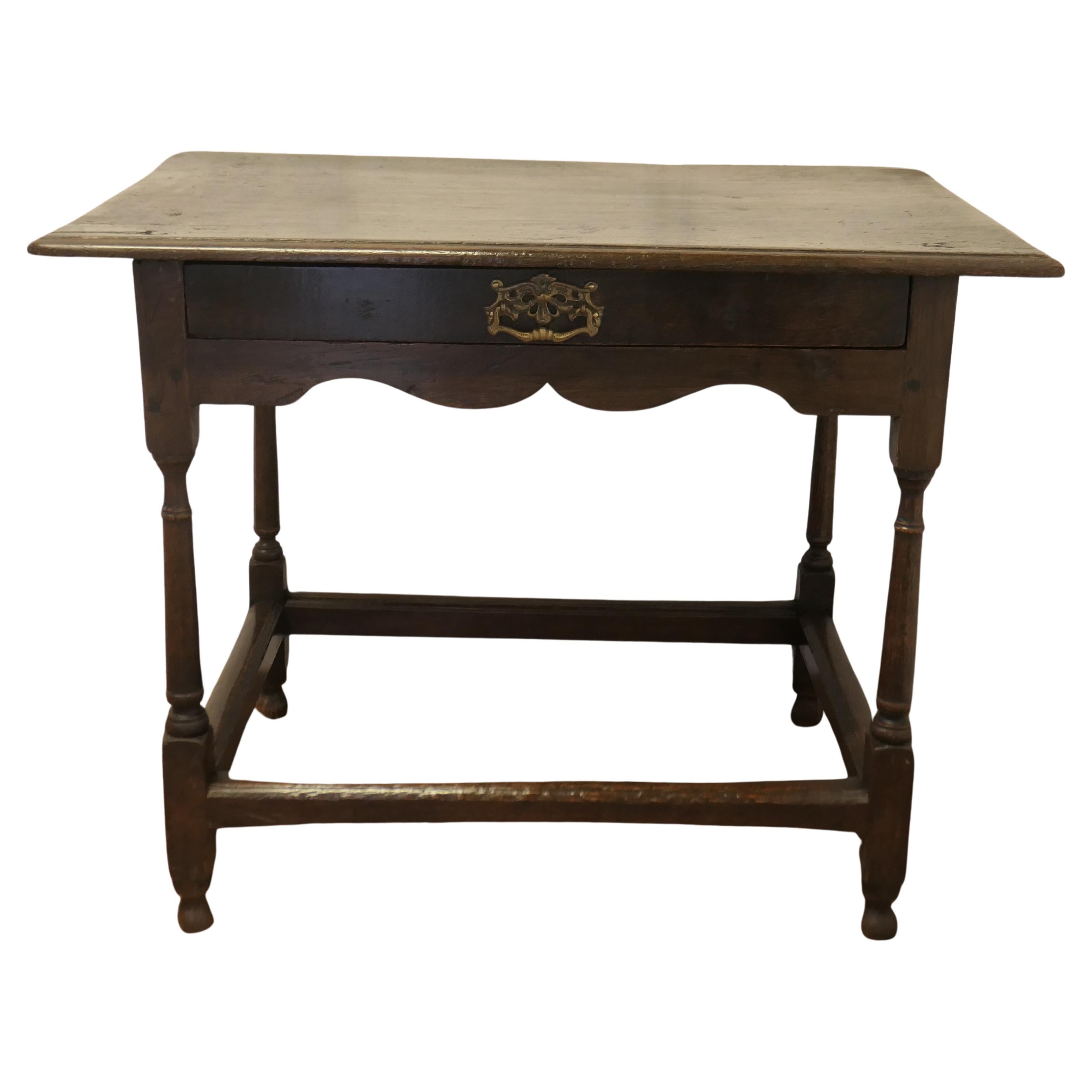 Table à écrire en Oak du 18ème siècle Low Boy  The Desk repose sur des pieds tournés soignés.
