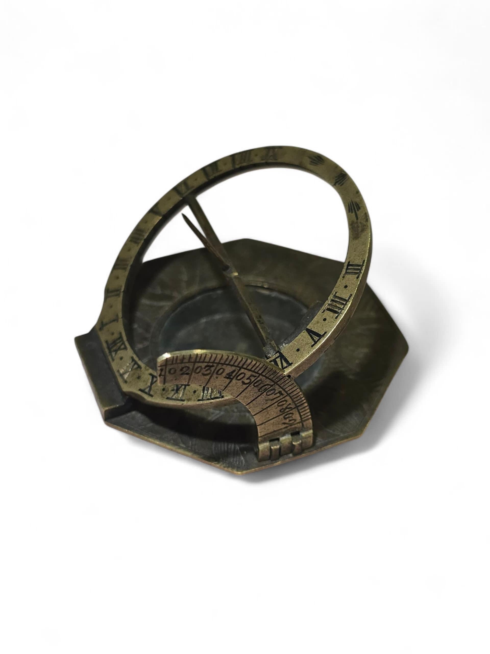 Cadran solaire octogonal en laiton du 18e siècle signé 