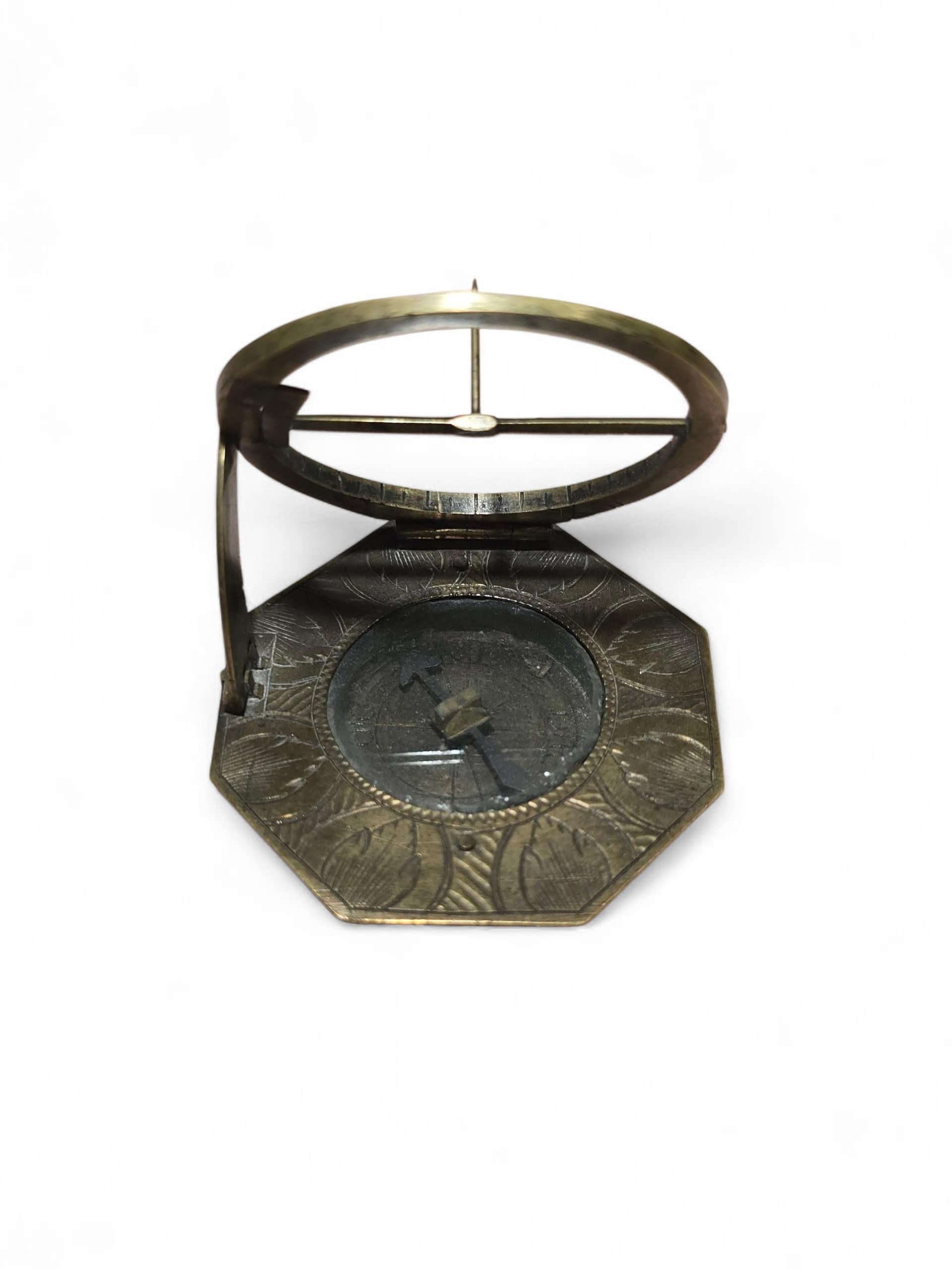 Laiton Cadran solaire octogonal en laiton du 18e siècle signé 