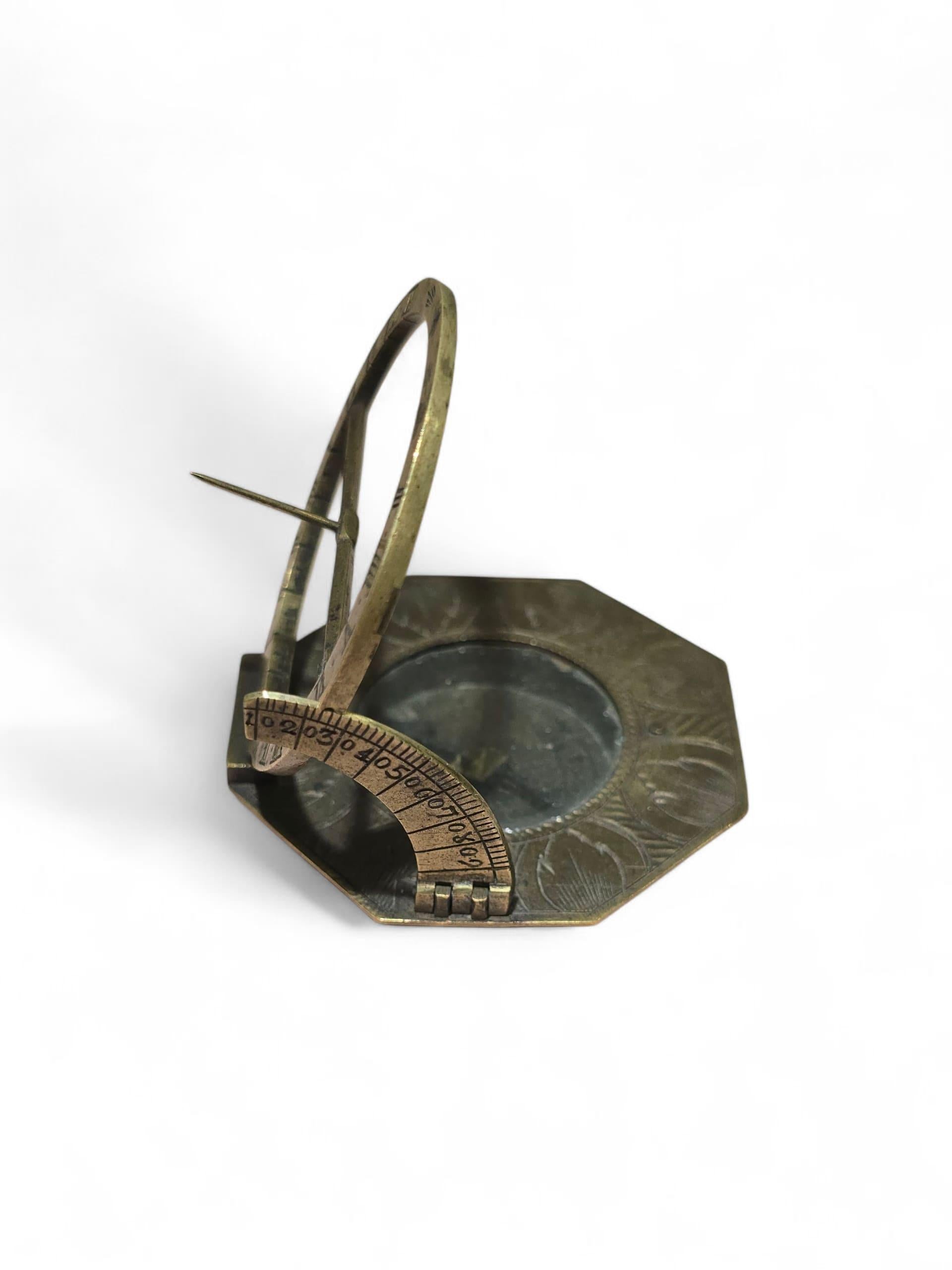 Cadran solaire octogonal en laiton du 18e siècle signé 