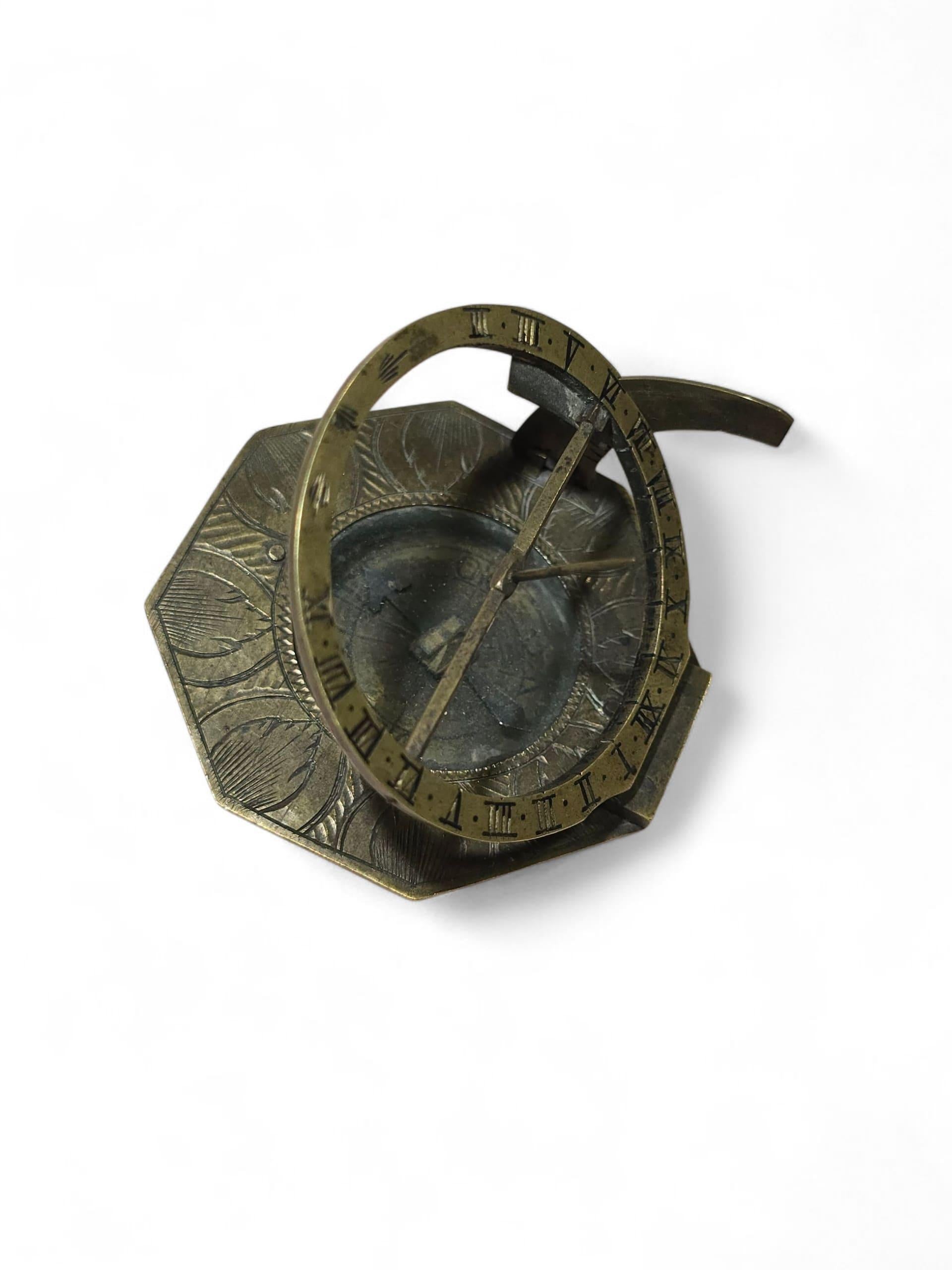 Cadran solaire octogonal en laiton du 18e siècle signé 