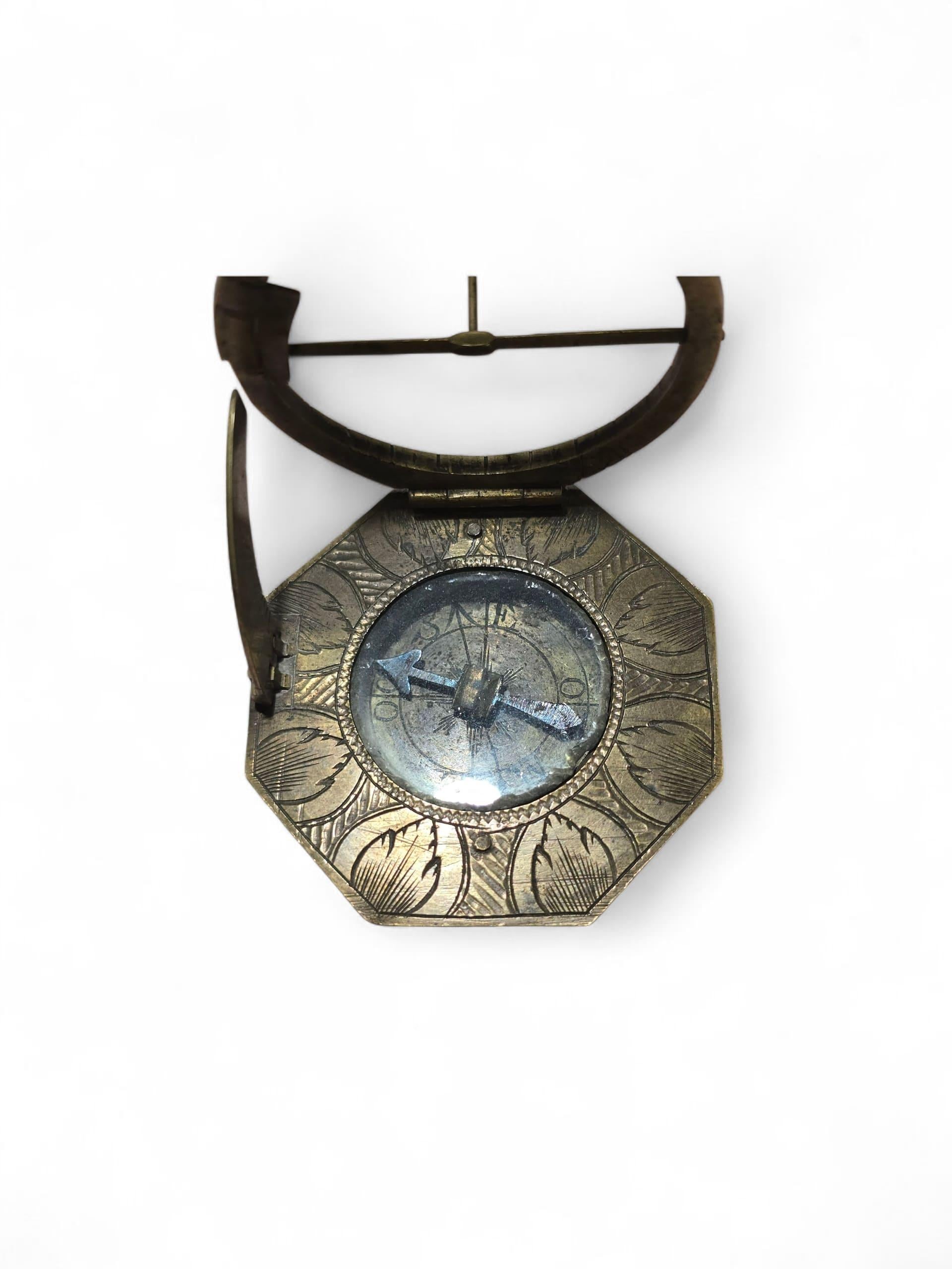 Cadran solaire octogonal en laiton du 18e siècle signé 