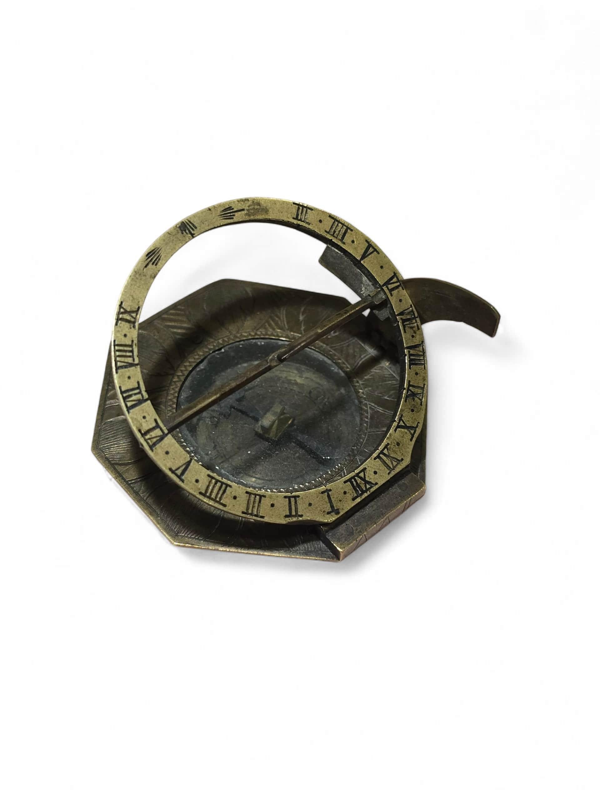 Cadran solaire octogonal en laiton du 18e siècle signé 