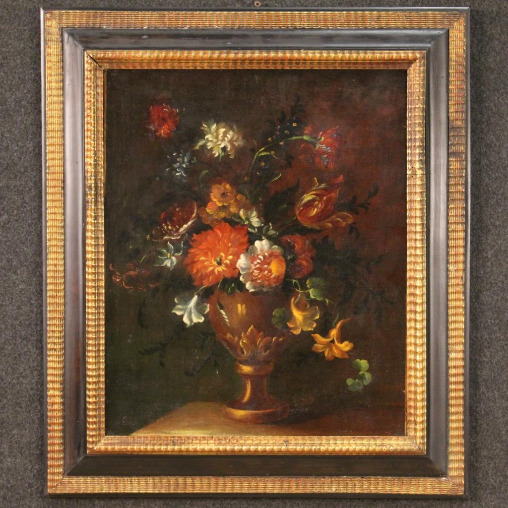 French painting from the late 18th century. Framework oil on canvas depicting still life Vase with flowers of good pictorial quality. Painting of nice size and pleasant decor with a modern frame in wood and plaster, chiseled, lacquered and gilded