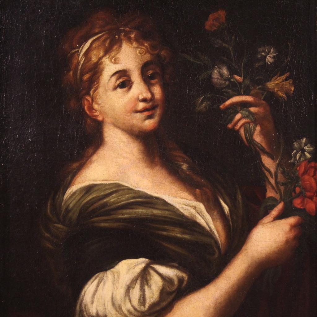 Peinture italienne ancienne du milieu du XVIIIe siècle. Huile sur toile représentant le portrait d'une jeune fille avec un bouquet de fleurs, de bonne qualité picturale. Tableau de belle taille et d'impact orné d'un cadre laqué ancien, laquage remis