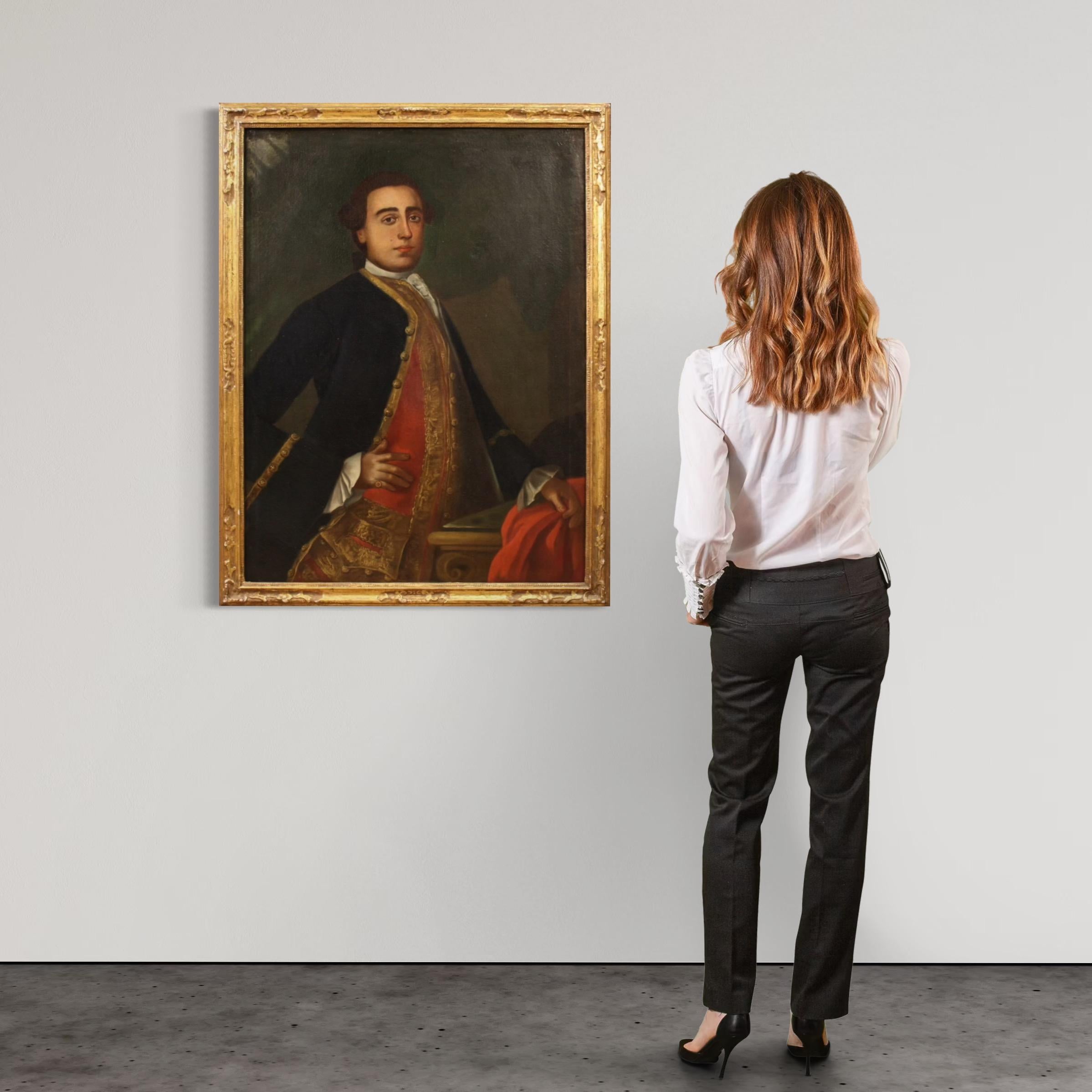 Élégante peinture italienne du XVIIIe siècle. Peinture à l'huile sur toile représentant le portrait d'un jeune homme, de bonne qualité picturale. La coiffure particulière et les vêtements raffinés sont conformes à la mode masculine et aux portraits