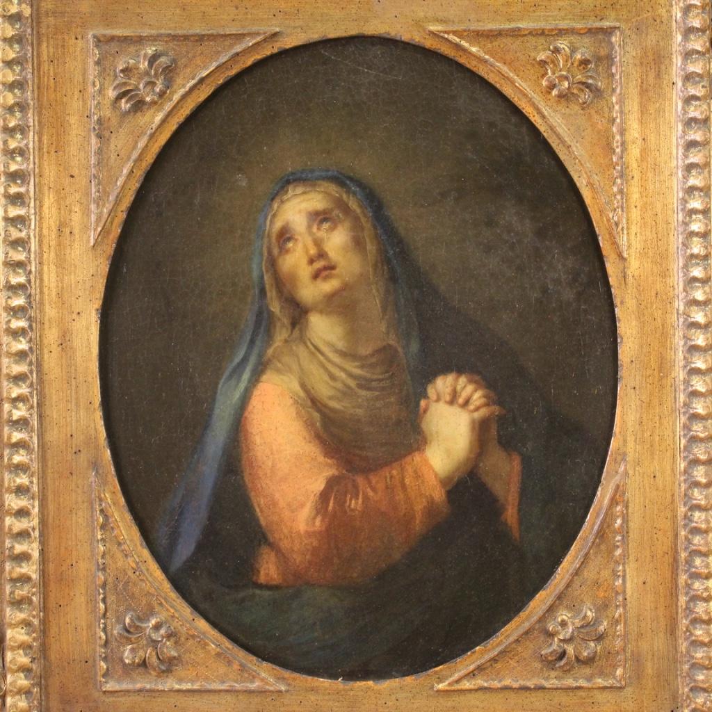 Antique Italian painting from the 18th century. Artwork oil on canvas depicting a religious subject Our Lady of Sorrows with good pictorial quality. 20th century frame in wood and plaster, carved and gilded, of beautiful decoration. Oval painting