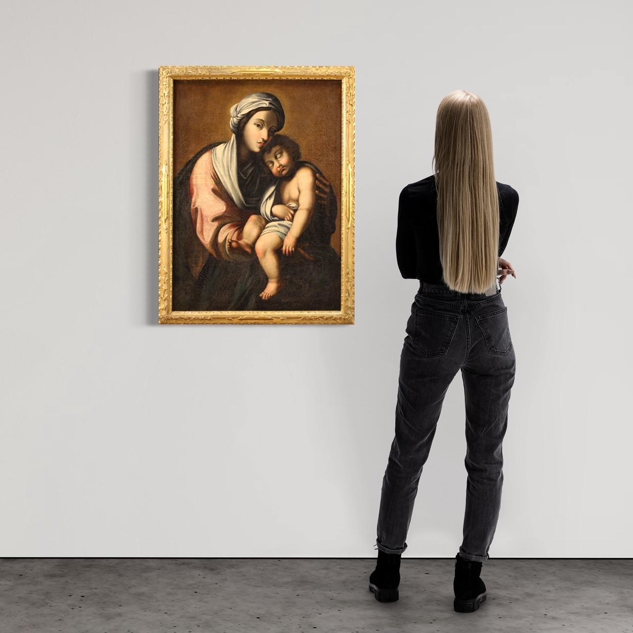 Antikes italienisches Gemälde aus der ersten Hälfte des 18. Jahrhunderts. Rahmen Öl auf Leinwand, die ein religiöses Thema Jungfrau mit Kind von ausgezeichneter malerischer Qualität darstellt. Nicht Coeval Rahmen in Holz und Gips fein gemeißelt und