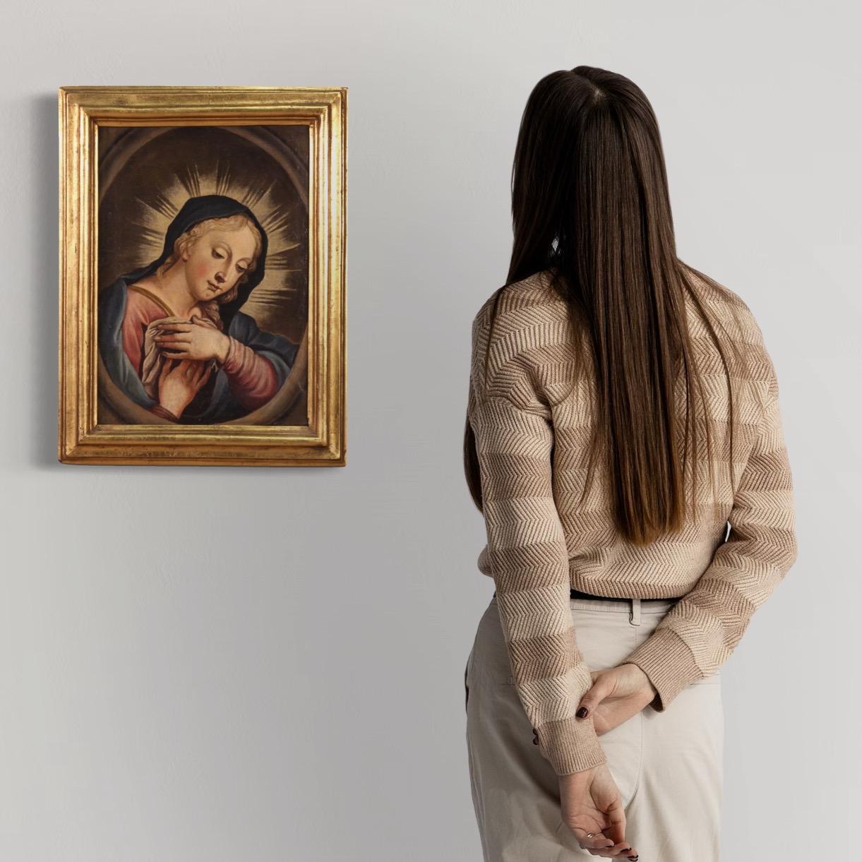 Antique Italian painting from the second half of the 18th century. Oil on canvas artwork depicting a religious subject, Madonna praying, of good pictorial quality. This is a very widespread iconography since the 17th century in private devotional
