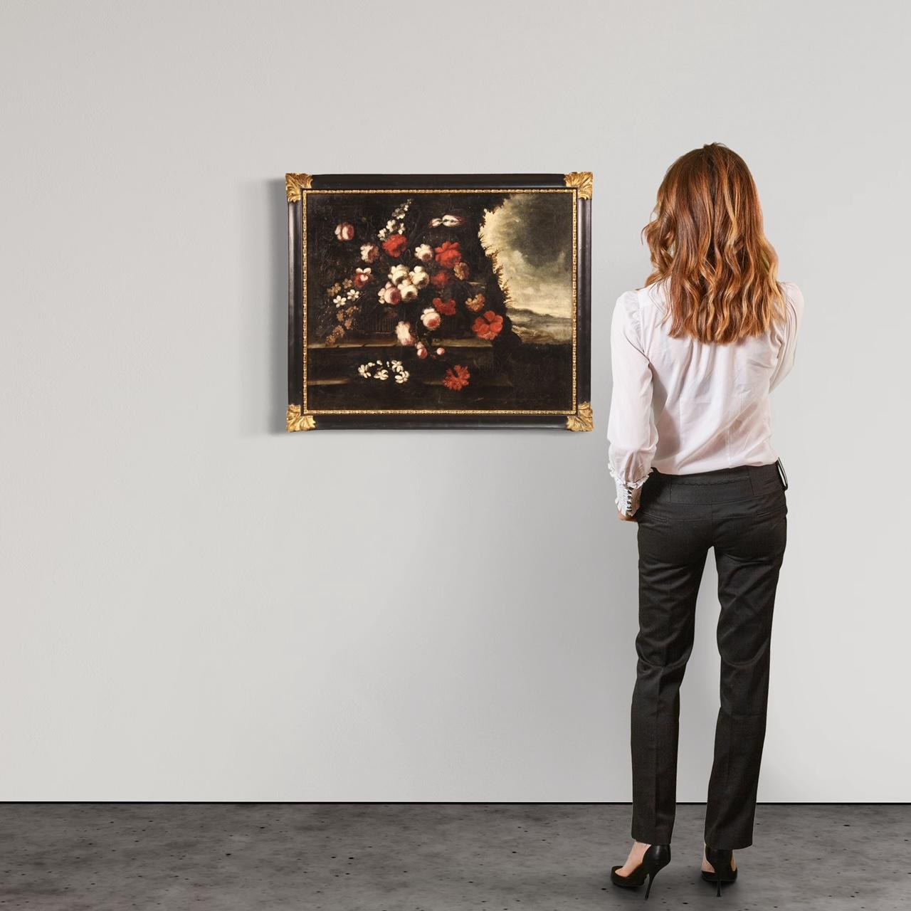 Peinture italienne ancienne du début du 18e siècle. Oeuvre d'art à l'huile sur toile représentant une fabuleuse nature morte avec des fleurs et une vue à l'arrière-plan (à droite) d'une excellente qualité picturale. cadre en bois du 20e siècle
