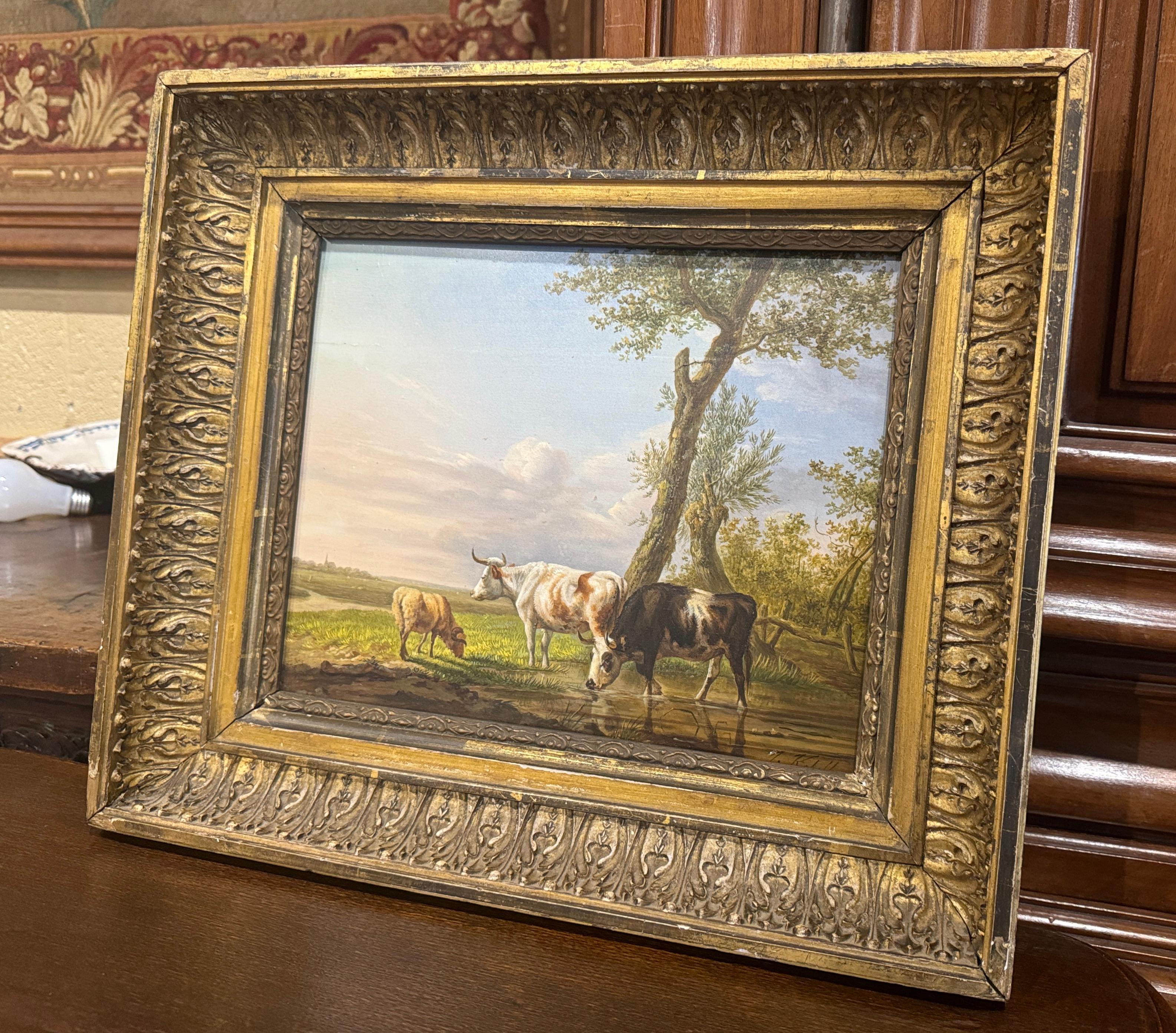 Decora un estudio o despacho con este cuadro antiguo de una vaca. Pintada a mano en los Países Bajos y colocada en el marco original dorado, ornamentado con intrincados diseños florales y de hojas, la composición representa una serena escena