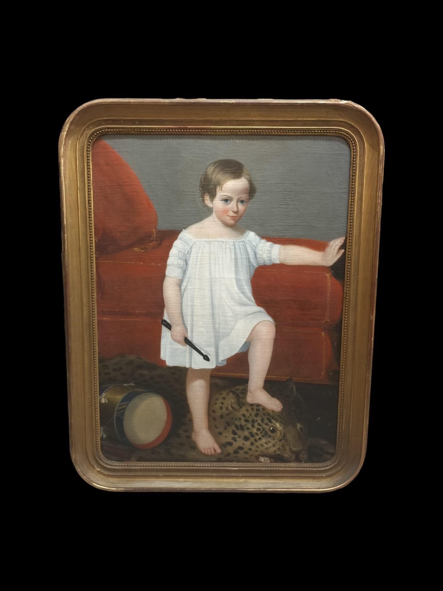 L'enfant, au centre de la composition, est vêtu d'une tunique blanche immaculée qui tombe délicatement sur ses épaules et s'arrête juste au-dessus de ses genoux. La simplicité de la tunique, dépourvue d'ornements excessifs, souligne la pureté et