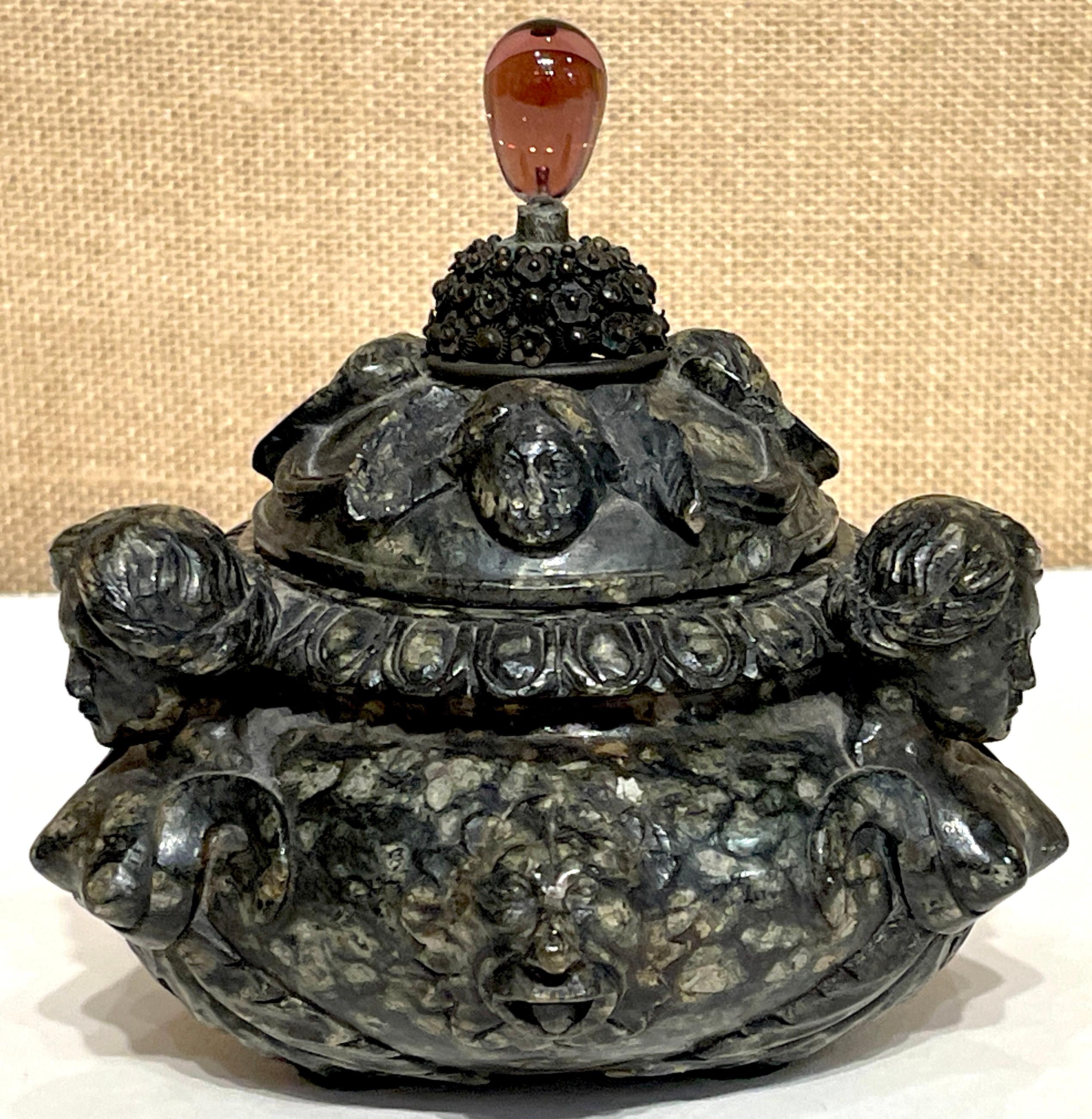 Caja de Mesa de Mármol Verdigris Tallado Estilo Renacimiento Italiano Siglo XVIII/Antiguo en venta 4