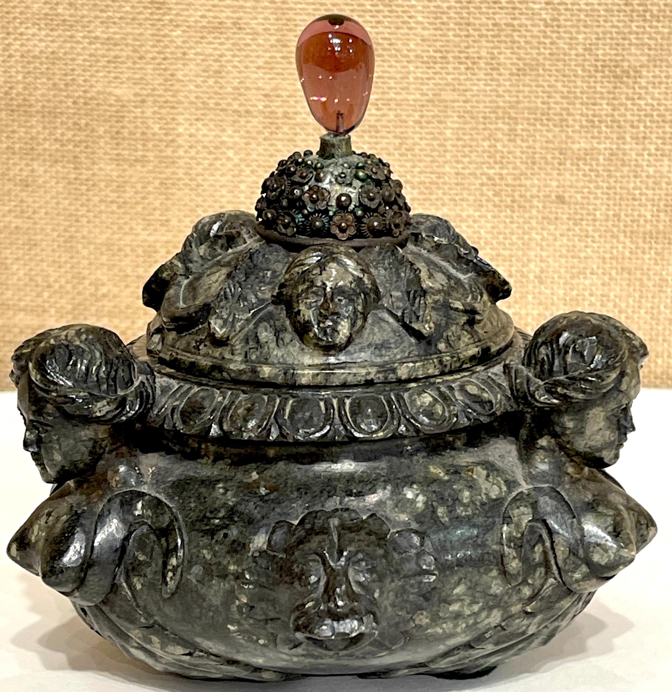 Caja de Mesa de Mármol Verdigris Tallado Estilo Renacimiento Italiano Siglo XVIII/Antiguo en venta 5