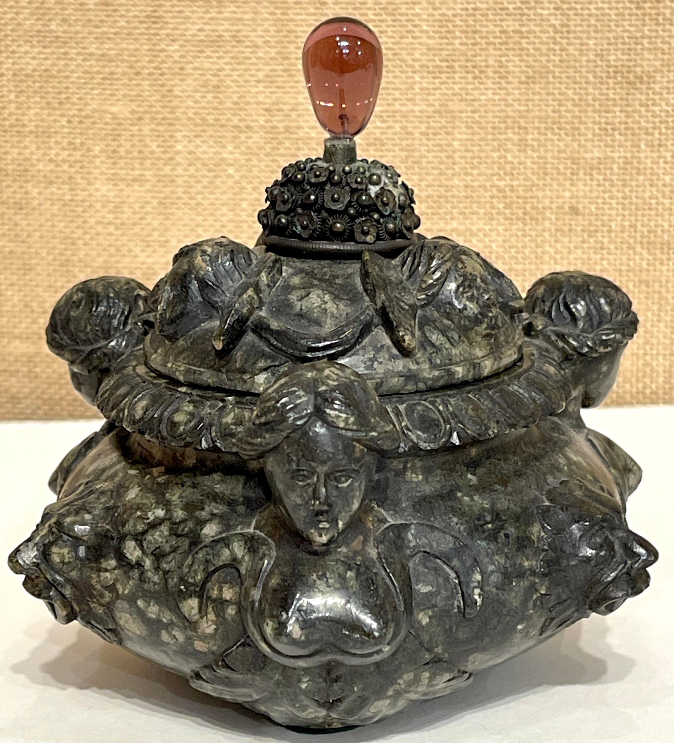 Caja de mesa de mármol verdigrís tallado, estilo renacentista italiano, del siglo XVIII o más antiguo 

Esta exquisita caja de mesa de mármol Verdigris tallado del siglo XVIII o anterior personifica el arte renacentista italiano, con influencias de
