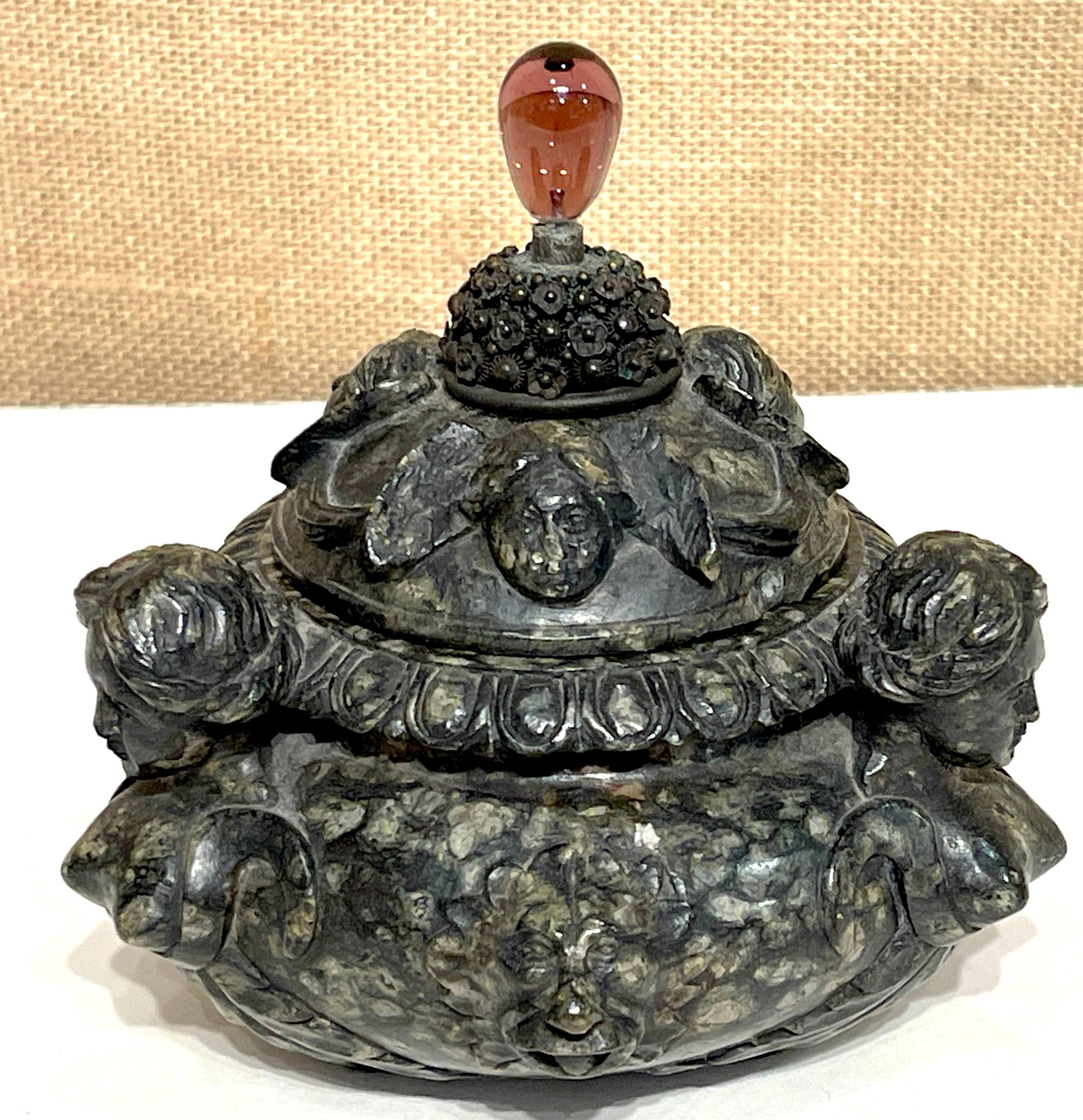 Caja de Mesa de Mármol Verdigris Tallado Estilo Renacimiento Italiano Siglo XVIII/Antiguo Tallado a mano en venta