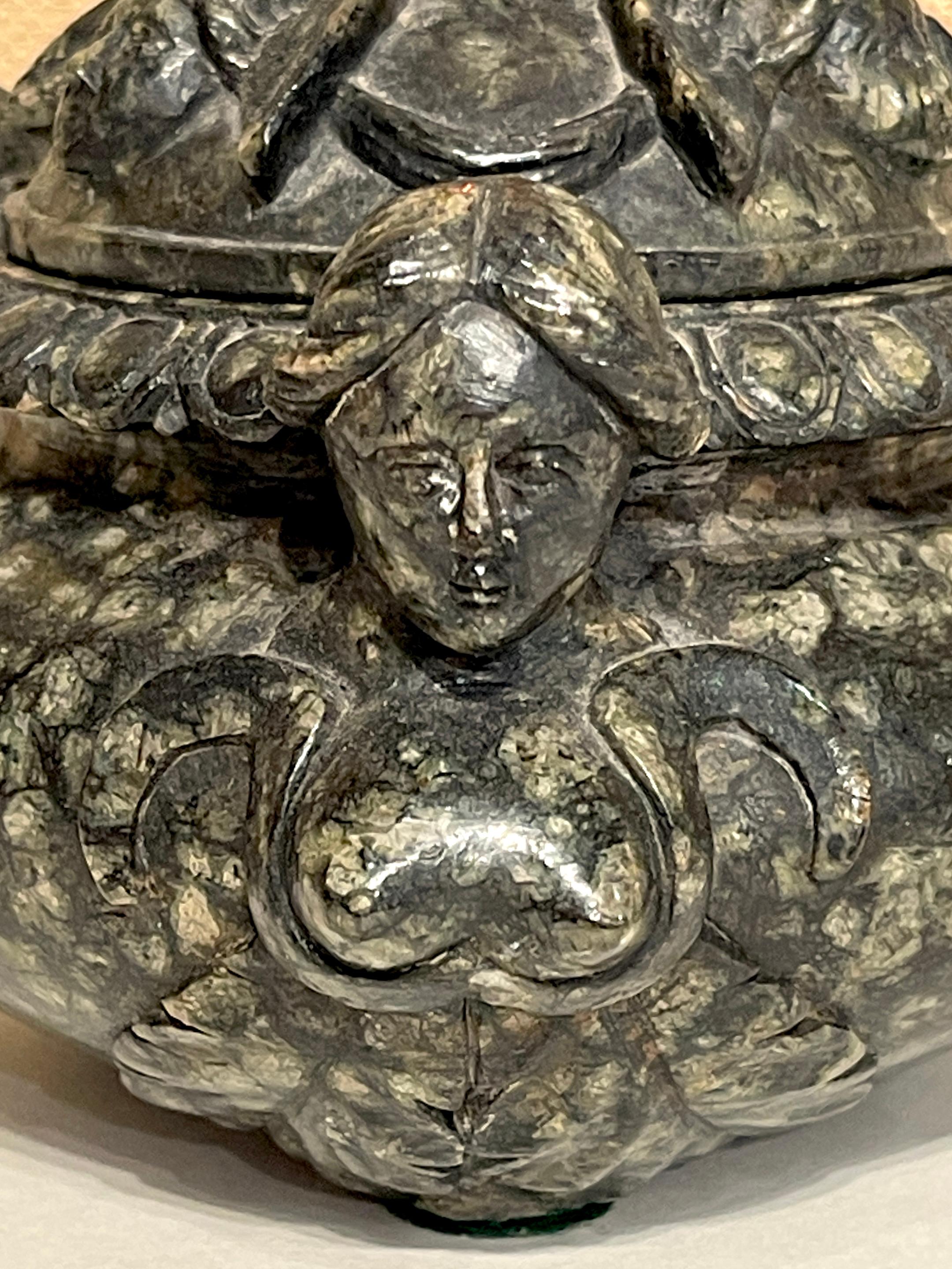 Caja de Mesa de Mármol Verdigris Tallado Estilo Renacimiento Italiano Siglo XVIII/Antiguo en Bueno estado para la venta en West Palm Beach, FL