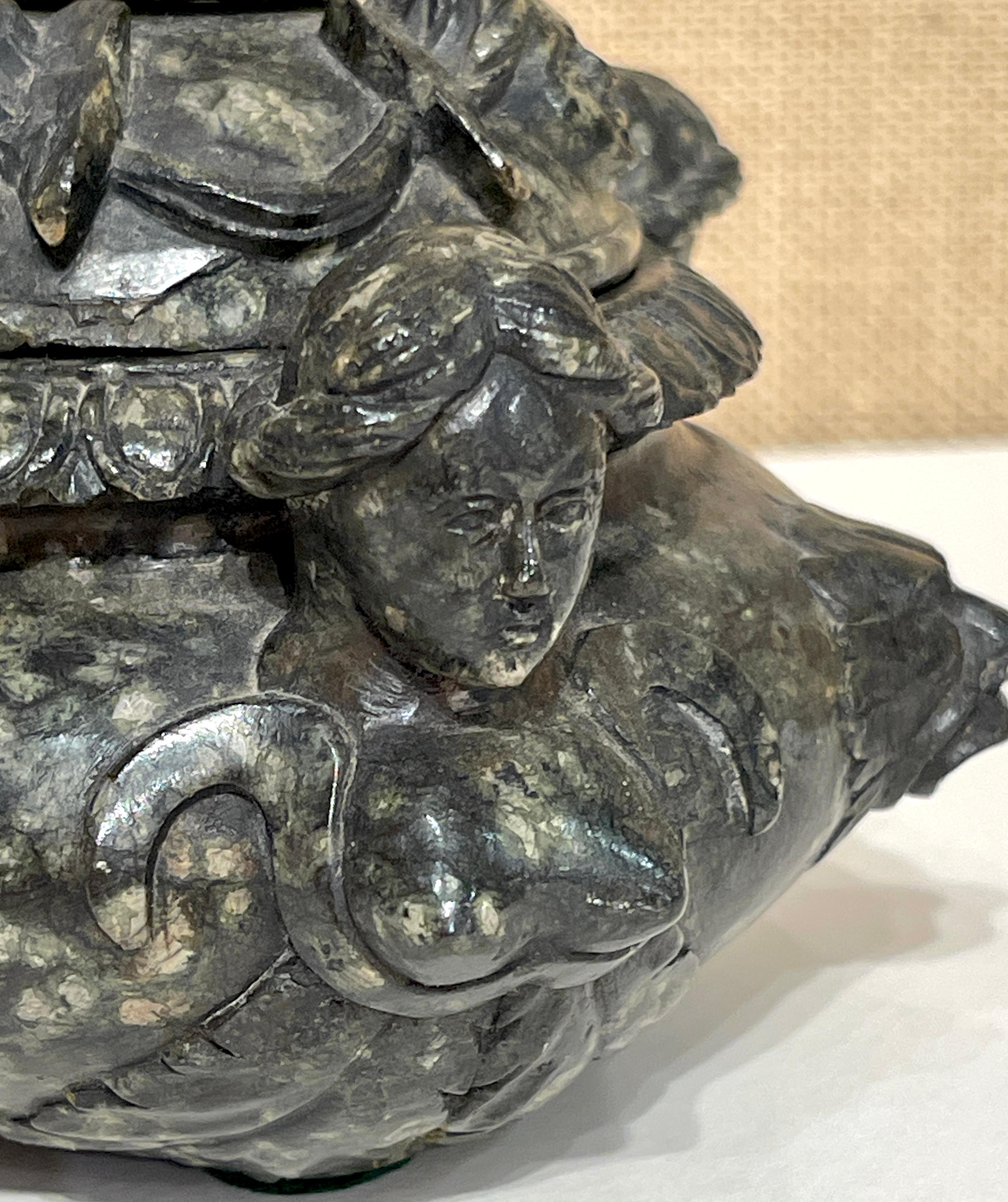 Caja de Mesa de Mármol Verdigris Tallado Estilo Renacimiento Italiano Siglo XVIII/Antiguo siglo XVIII y antes en venta
