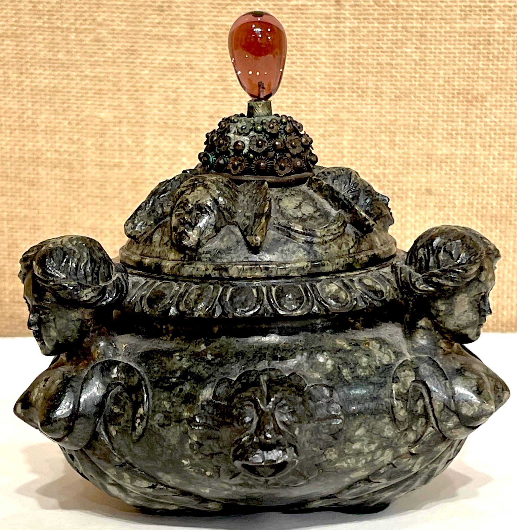 Caja de Mesa de Mármol Verdigris Tallado Estilo Renacimiento Italiano Siglo XVIII/Antiguo Vidrio en venta