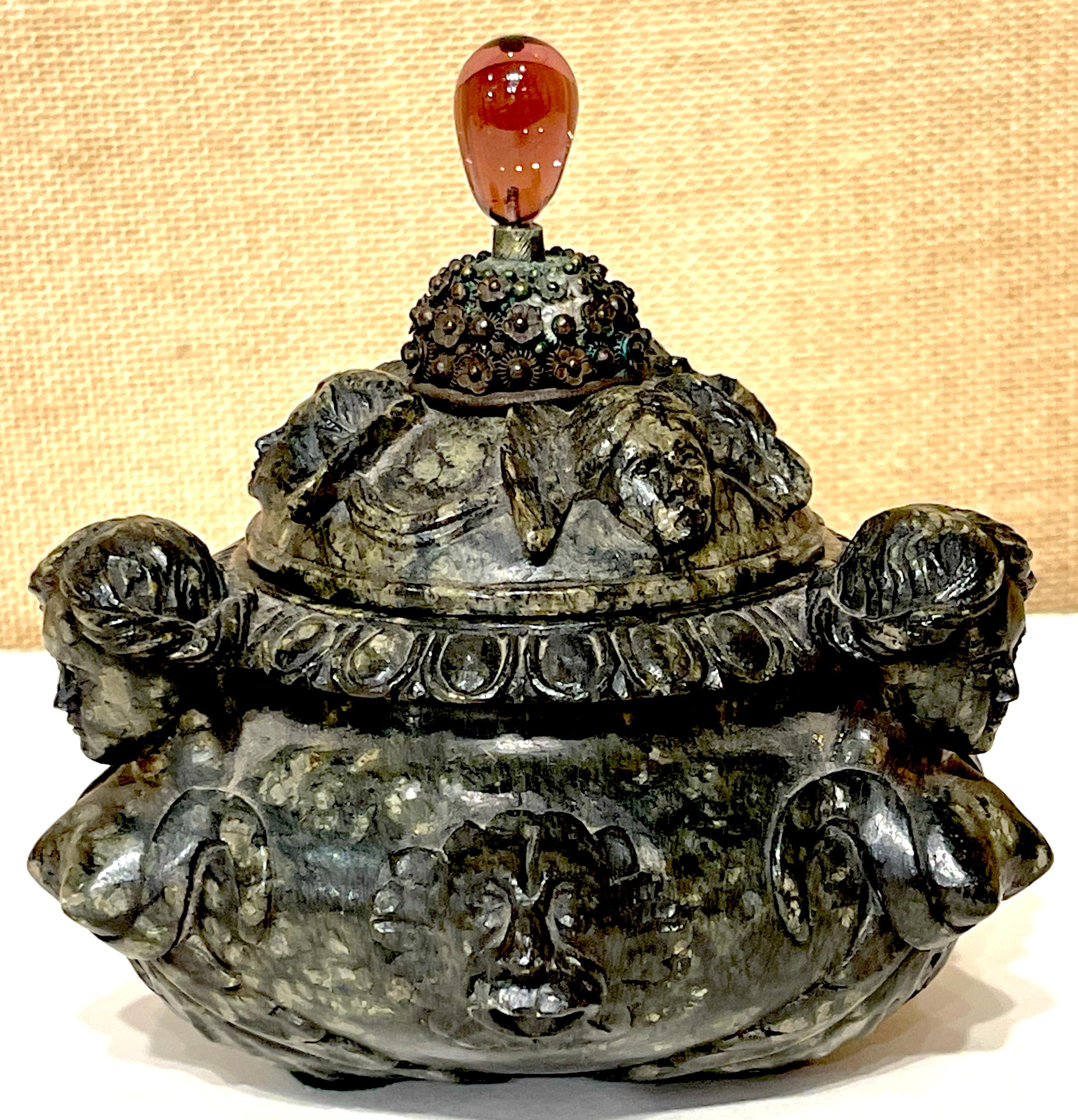 Caja de Mesa de Mármol Verdigris Tallado Estilo Renacimiento Italiano Siglo XVIII/Antiguo en venta 1