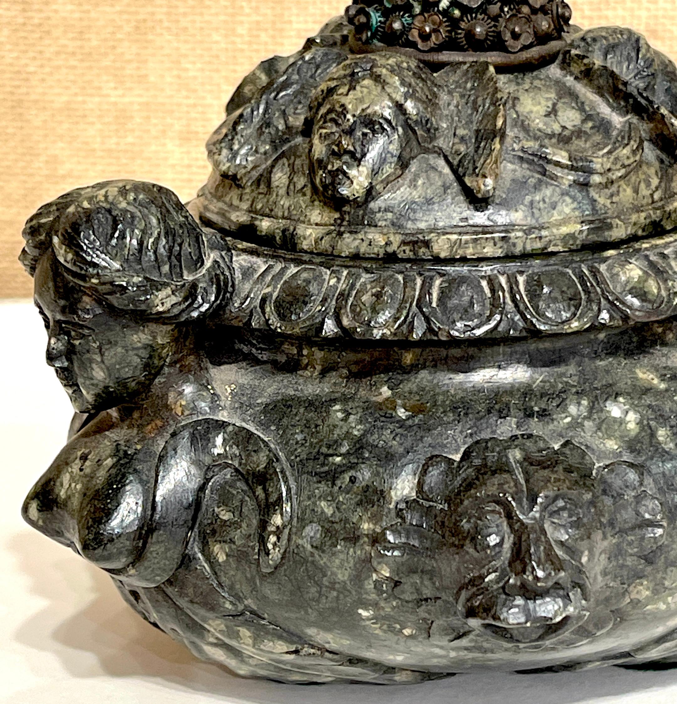 Caja de Mesa de Mármol Verdigris Tallado Estilo Renacimiento Italiano Siglo XVIII/Antiguo en venta 2