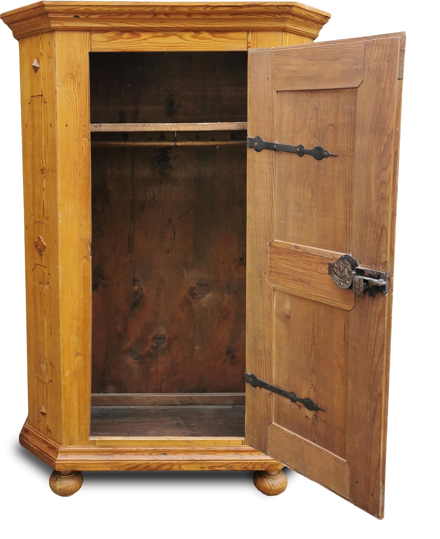 18th Century One-Door Wardrobe, Central Europe For Sale 3