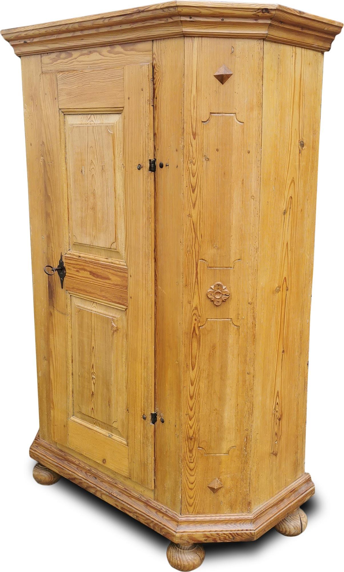 Eintüriger Kleiderschrank aus Tanne von 1700

Maße: Höhe 185cm - Breite 115cm (130 bis zu den Rahmen) - Tiefe 50cm (57 bis zu den Rahmen)

Schrank aus Fichtenholz, mit einer Tür, in sehr gutem Zustand.
Die Tür hat zwei Diamantspiegel und ein